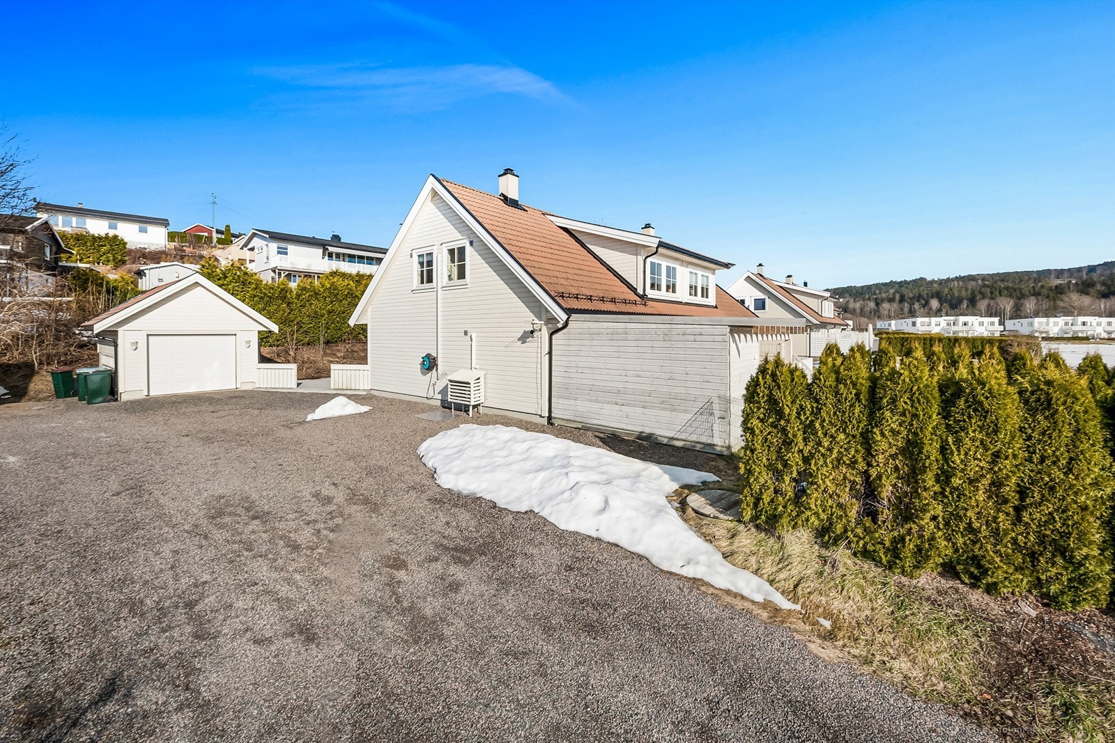 Lys og innbydende halvpart av vertikaldelt 2-mannsbolig med 2 etasjer Galleribilde