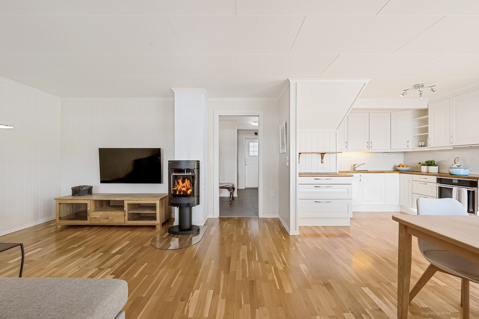 Frittstående peisovn med glassplate på gulv Galleribilde