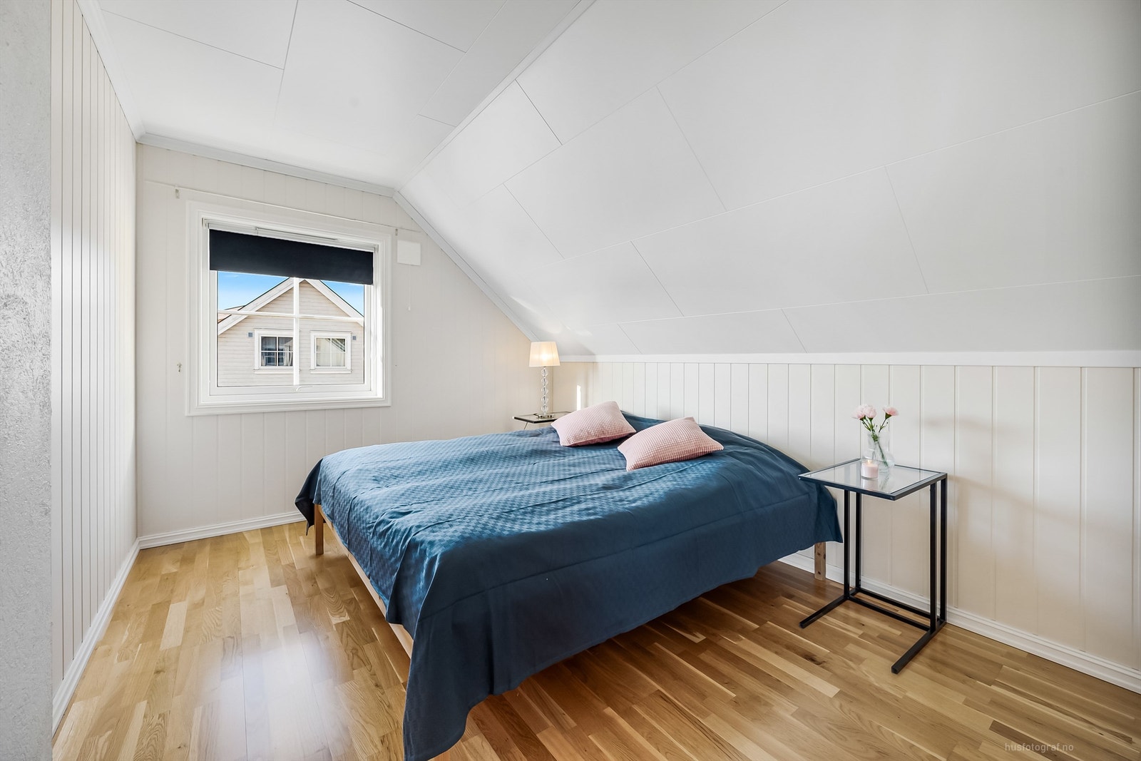 Soverom 1 med 3-stavs parkett på gulv, malte mdf-panelplater på vegger og folierte plater i himling Galleribilde