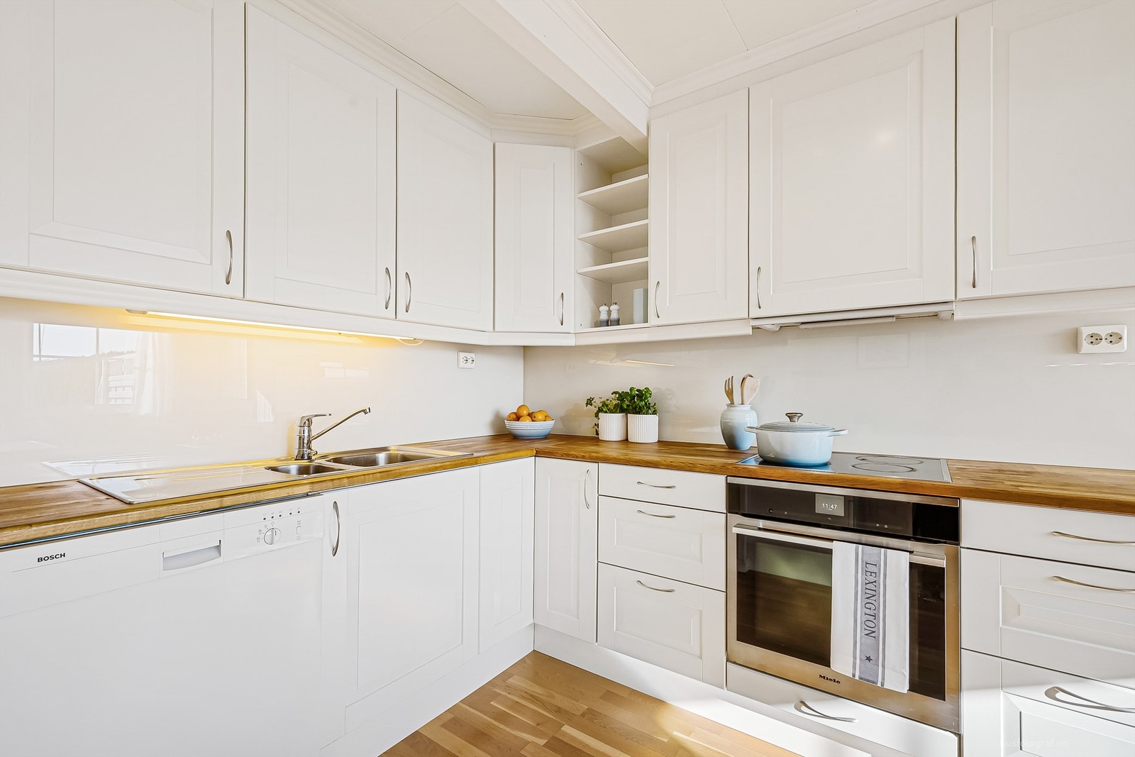 Kjøkkenet har delvis integrerte hvitevarer Galleribilde