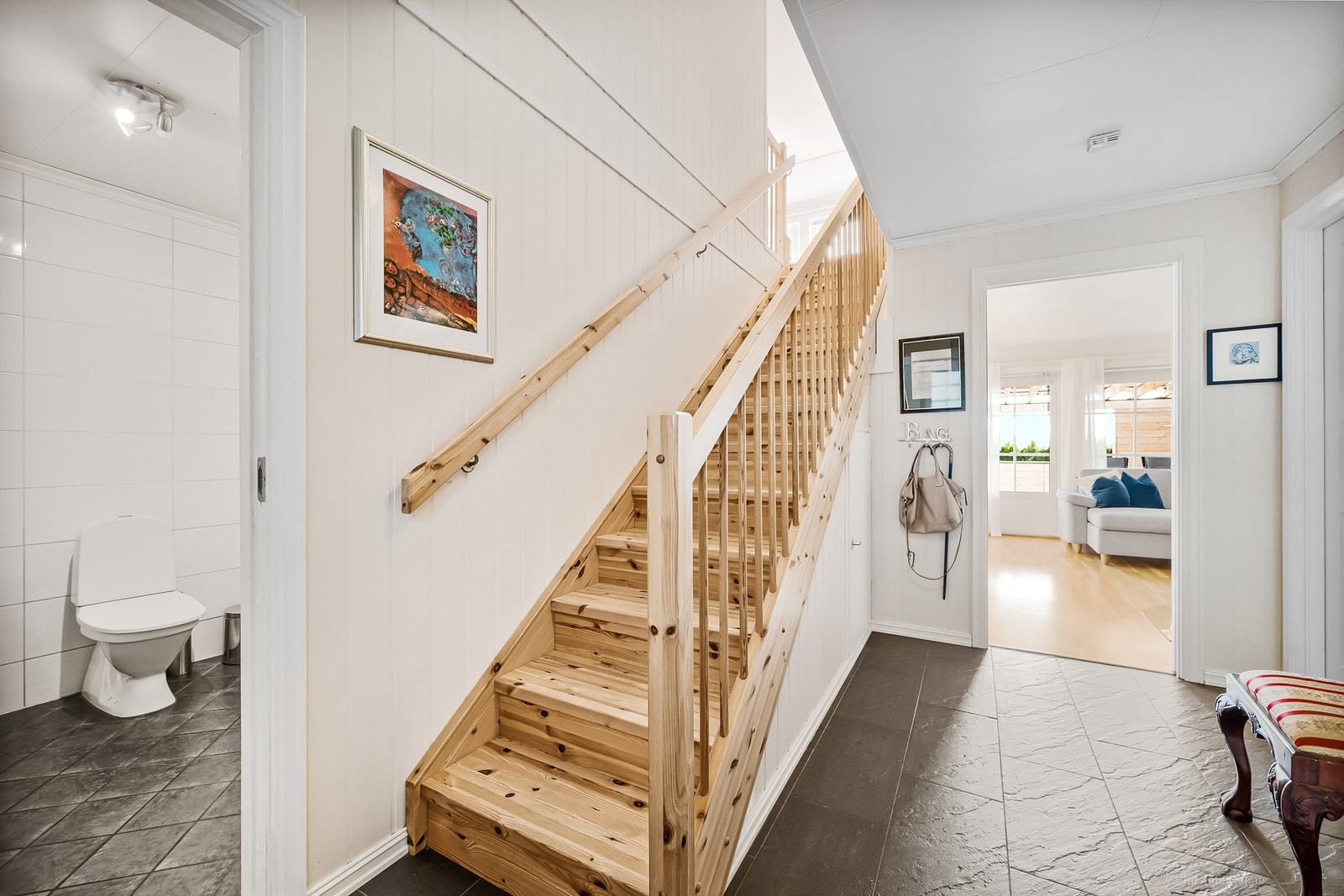 Entré med trappegang til 2. etasje Galleribilde