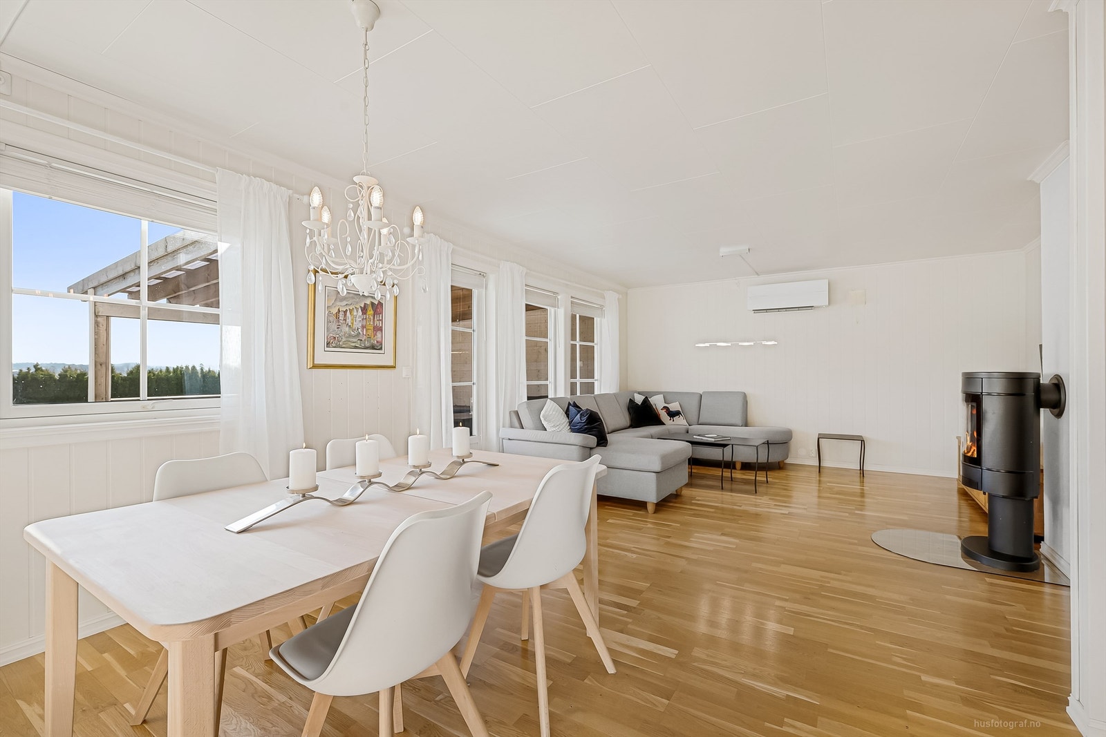 Stue med sofaområde og spiseplass Galleribilde