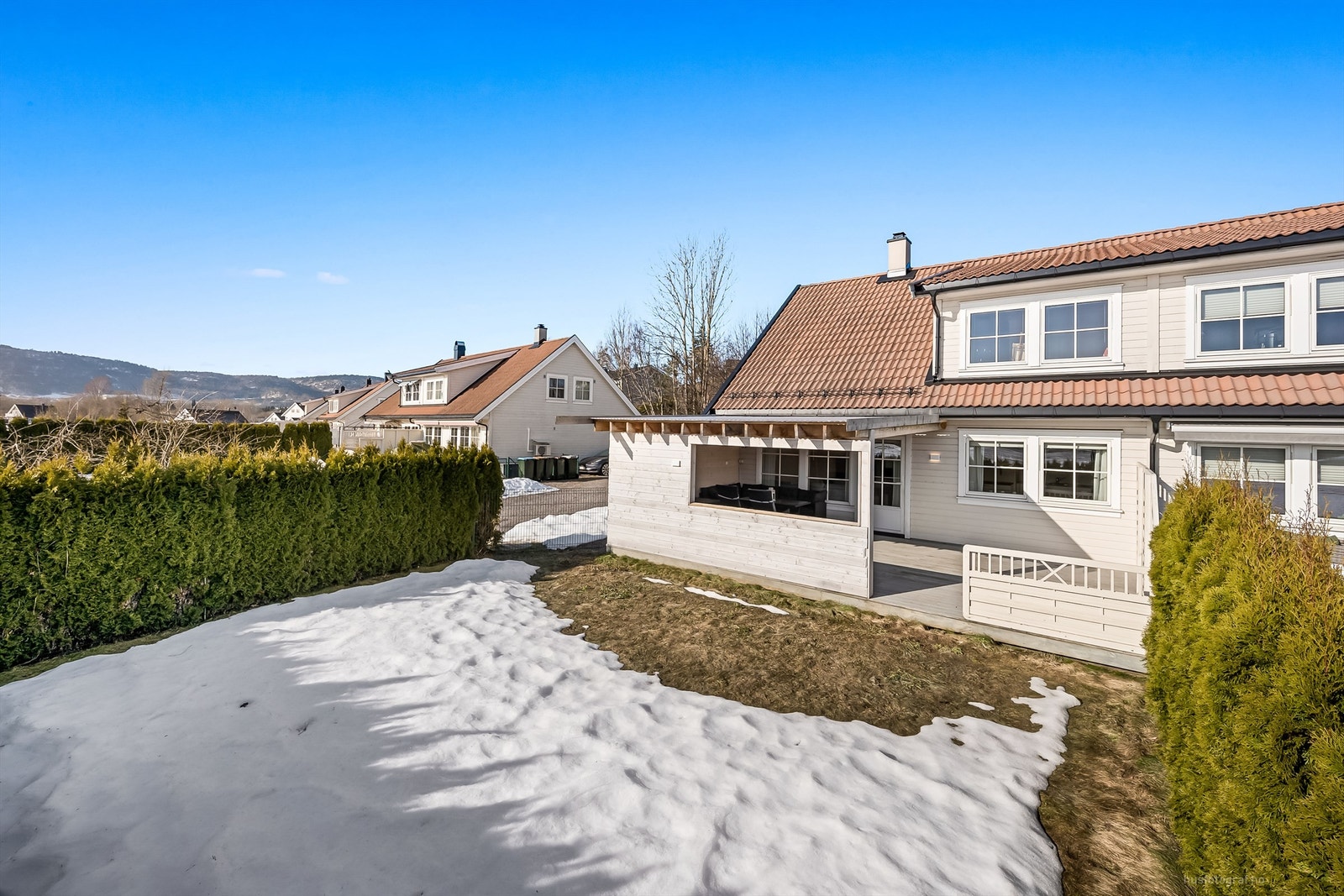 Hyggelig platting med direkte adkomst til hageområde Galleribilde