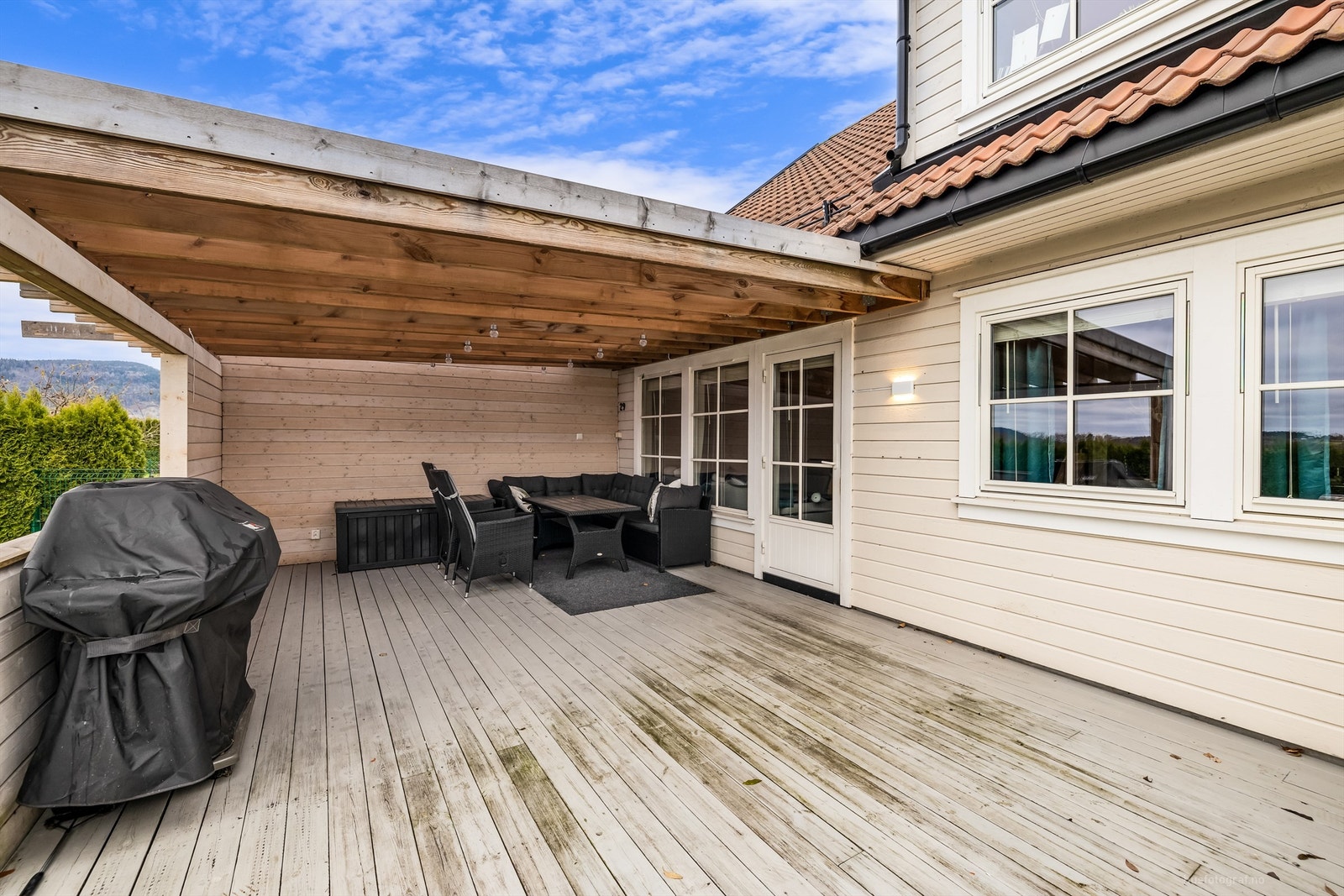 Lun og skjermet sørøstvendt platting på ca. 34 kvm med levegger, utvendig belysning samt strømuttak Galleribilde