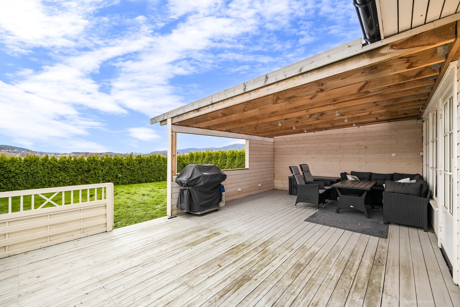 Fine uteplasser både på fremsiden og baksiden av boligen Galleribilde