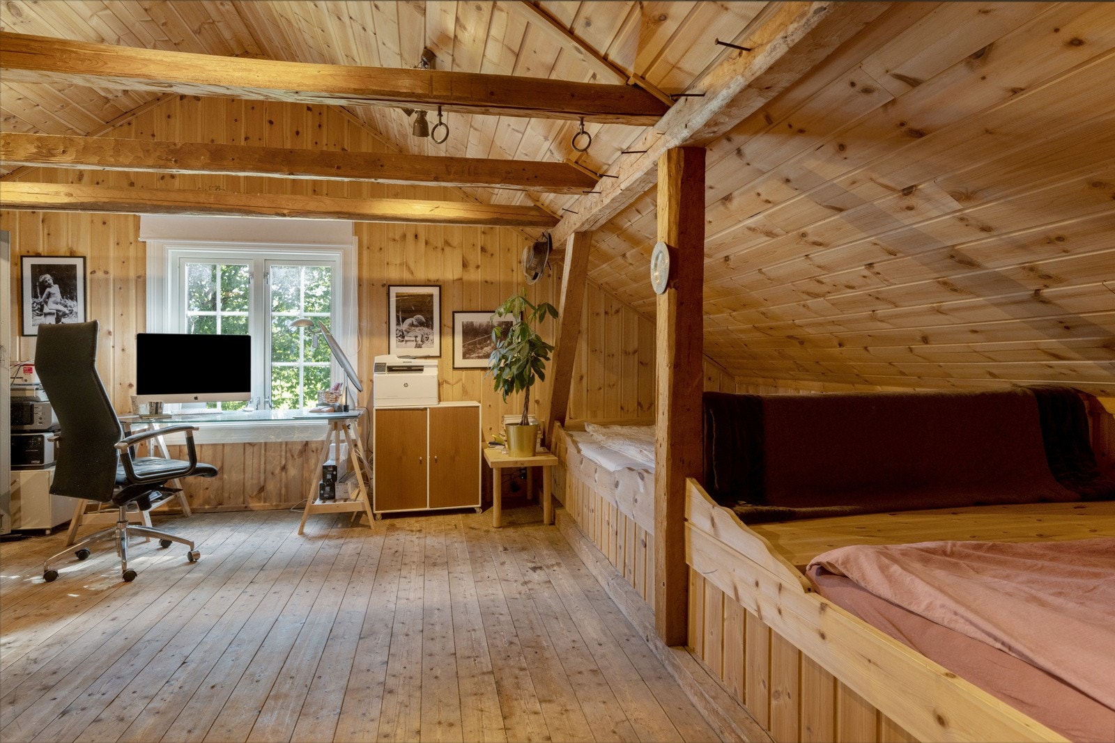 Loftetasjen er innredet som kontor og hobbyrom og er et veldig praktisk og hyggelig rom. Galleribilde