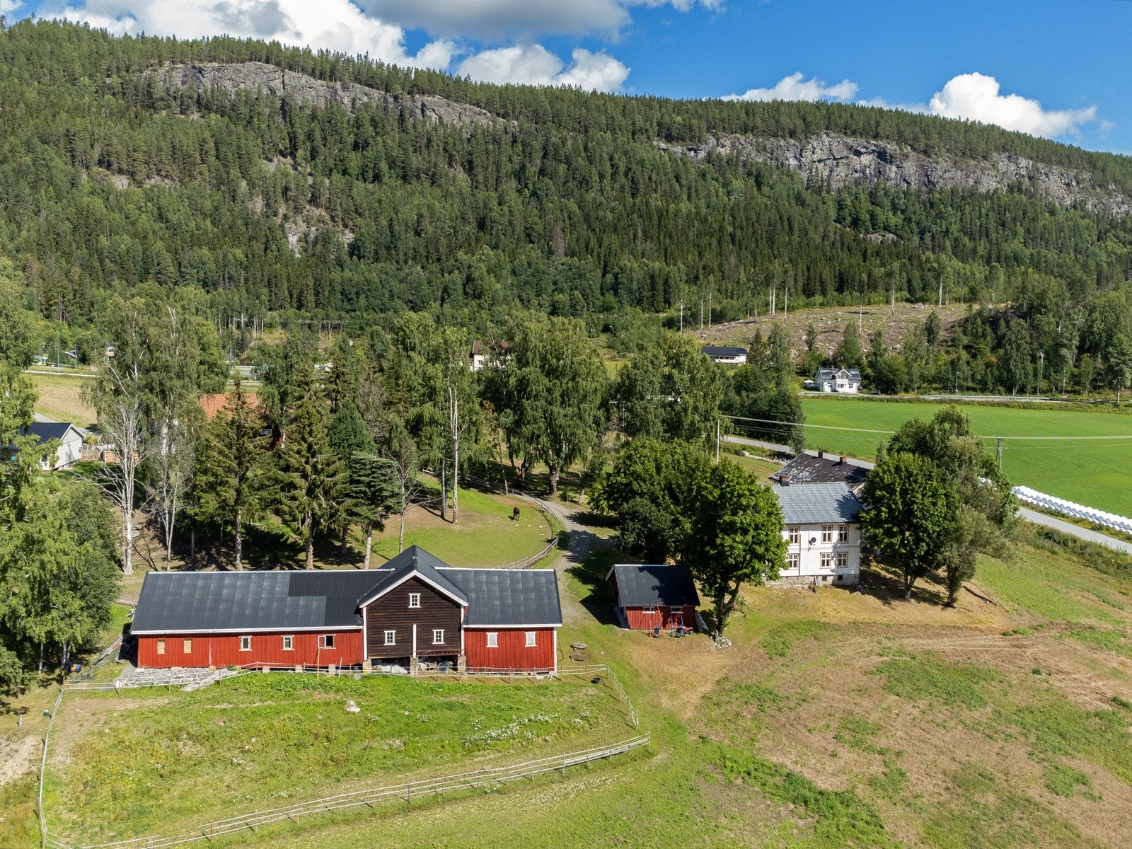 Det er barnevennlig, solrikt, og barneskolen ligger et steinkast unna, barnehage er i Fluberg, og ungdomsskole i Hov. Galleribilde