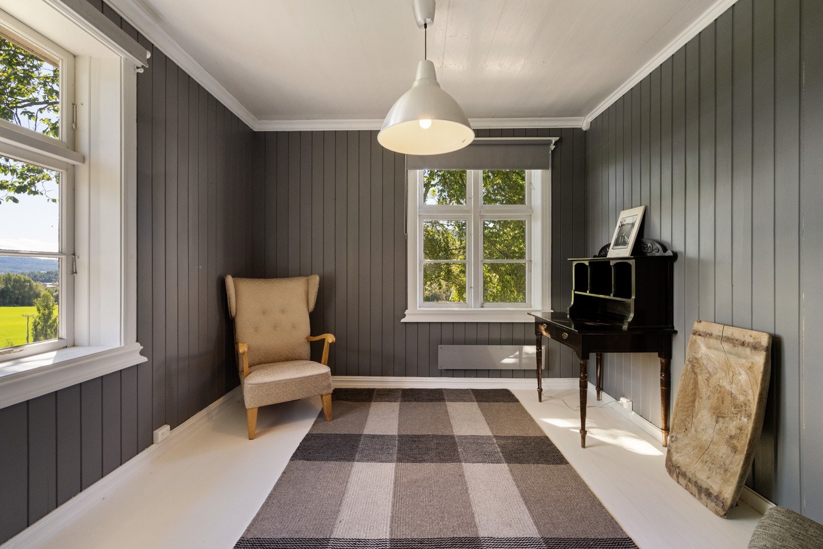 2. etasje har 4 soverom, alle med god plass til skap og kommoder i tillegg til senger. Galleribilde