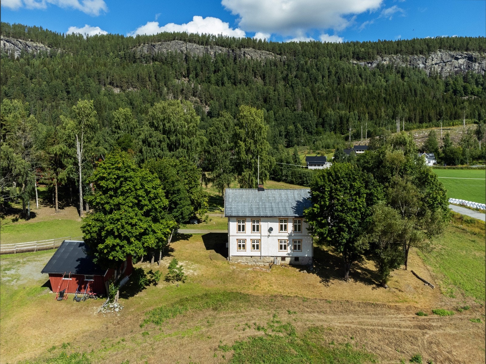 Fint turområde med muligheter både nede ved fjorden, med Dokkadeltaet, bading, fisking og båtliv, samt Odnesberget og fine skogsområder rett i nærheten. Galleribilde