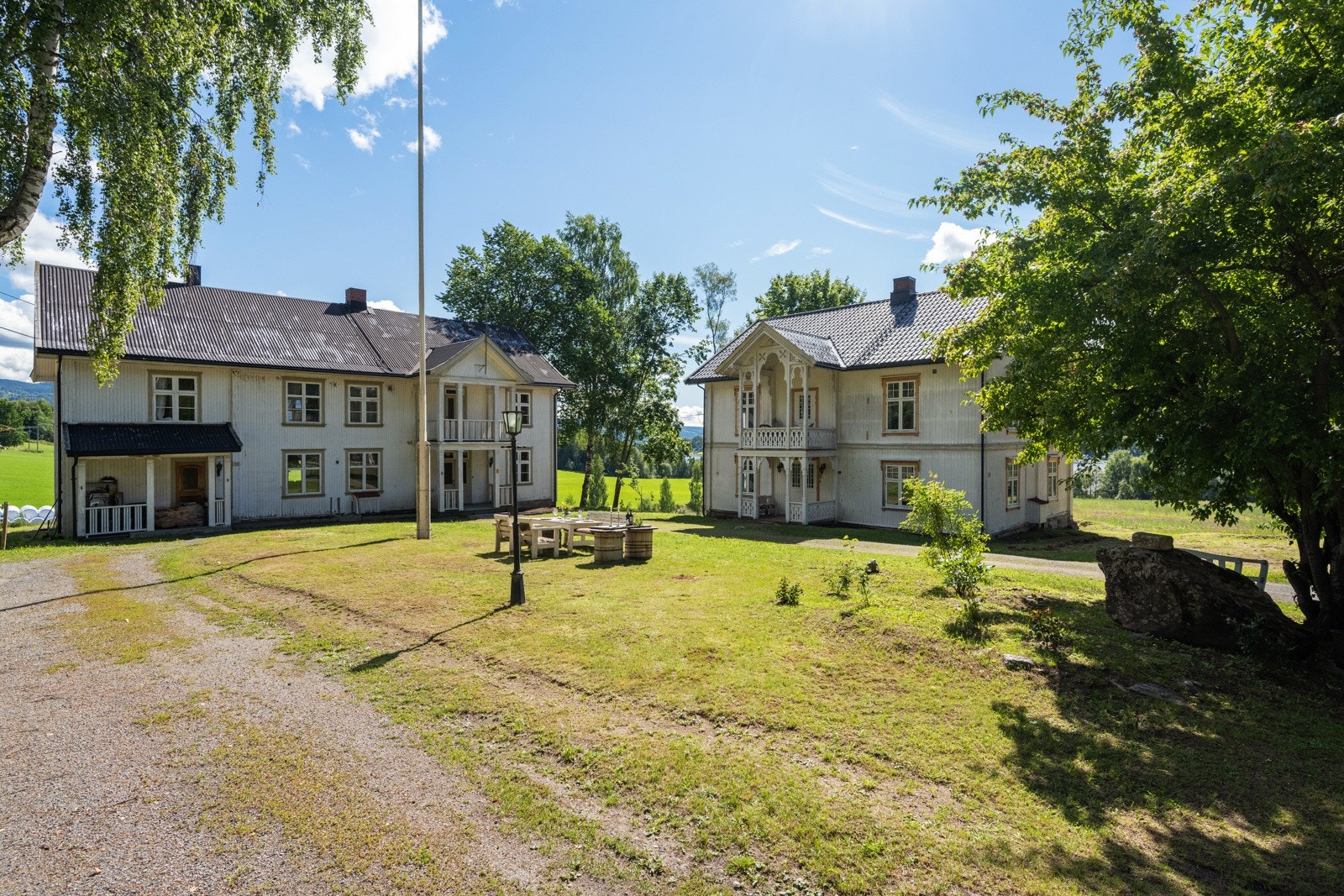 Eiendommen er veldig idyllisk og det er mye historie i veggene her. Galleribilde