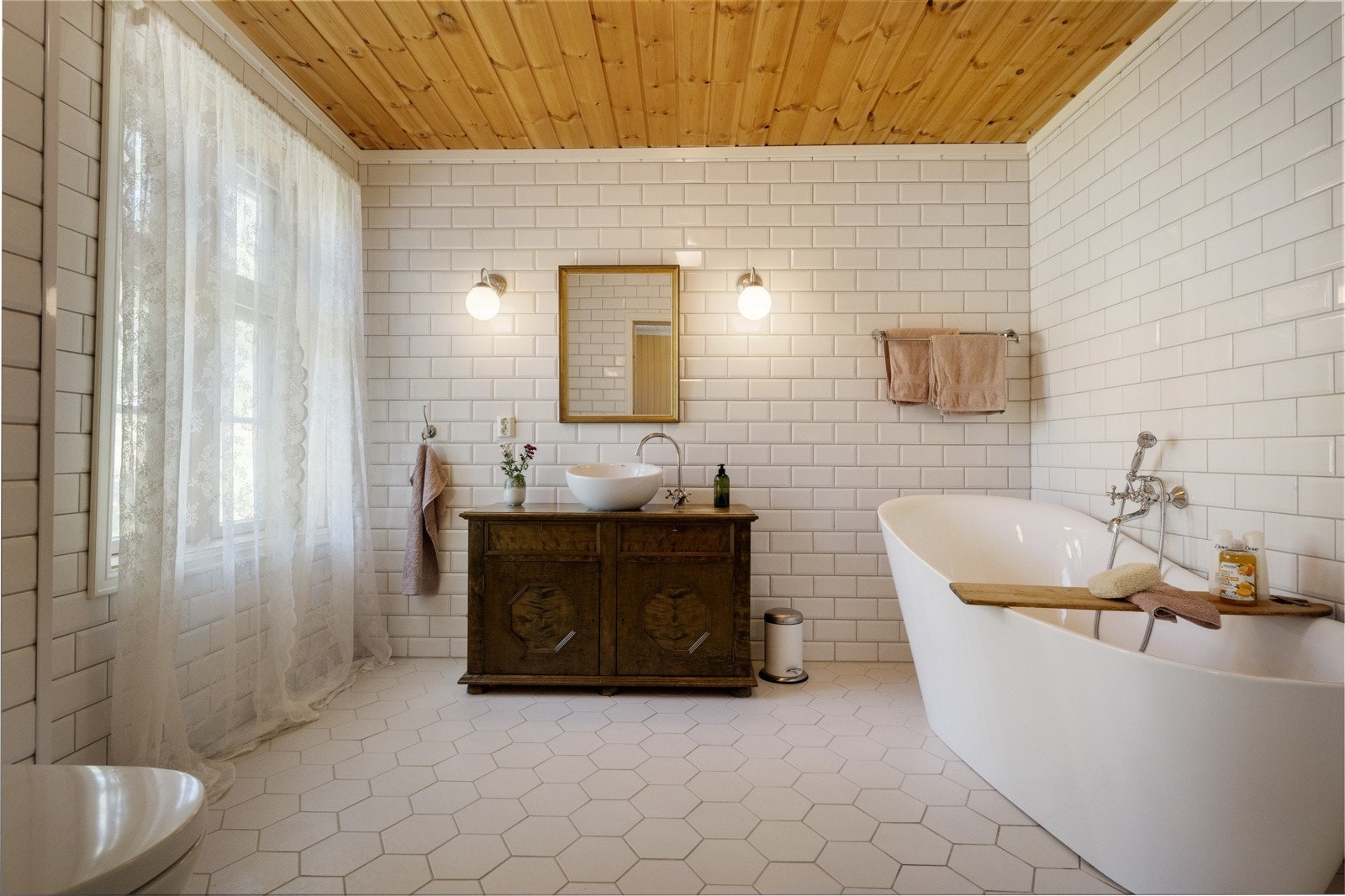 Badet er fra 2018. Både vegger og gulv har overflater av fliser Galleribilde