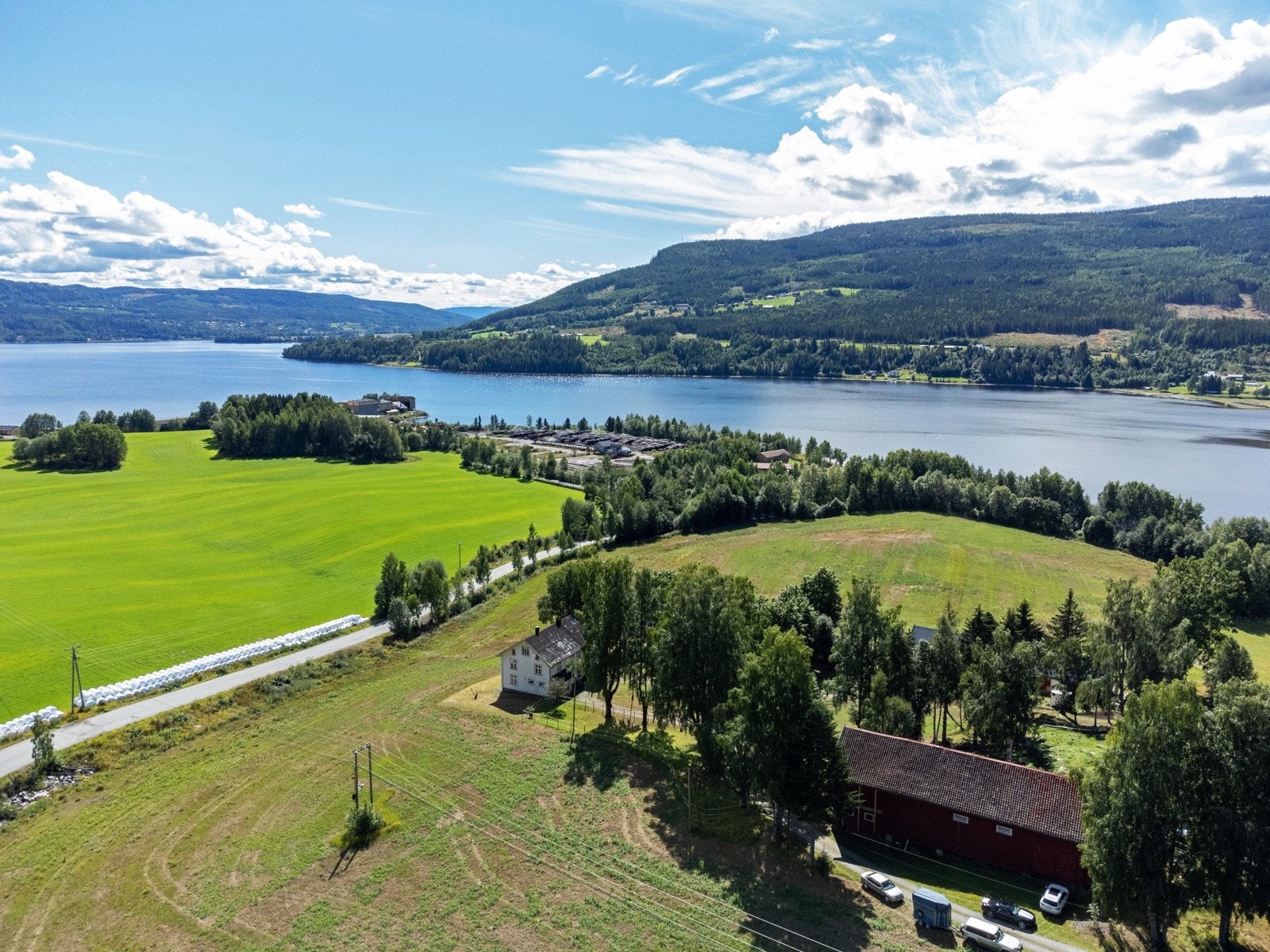 Eiendommen ligger på Odnes med fantastisk utsikt mot Randsfjorden og åsene rundt. Galleribilde