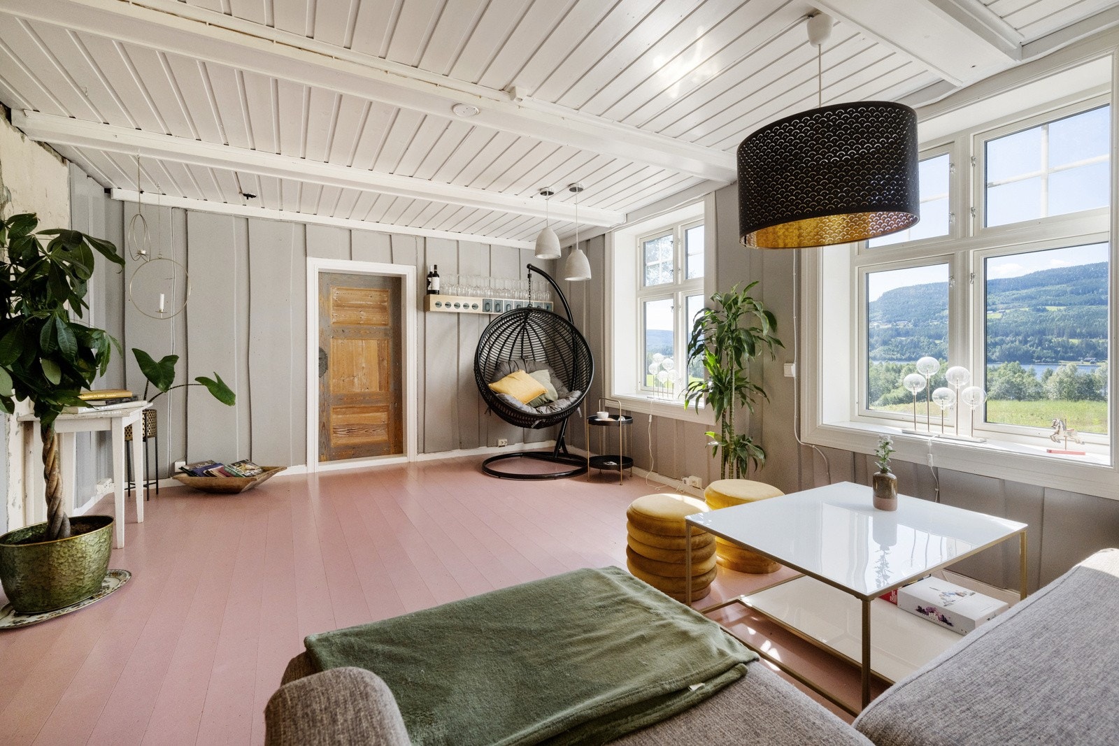 Utsikt til fjorden gjennom vinduene og det slippes godt med dagslys inn. Galleribilde