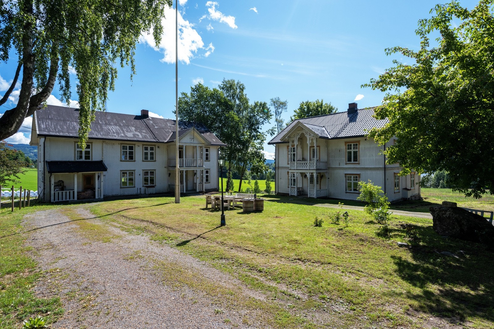 Kunstmaler Peder Aadnes bodde her. Adnes er en våre mest kjente kunstmaler og er anerkjent som en av Norges største rokokkomalere. Galleribilde