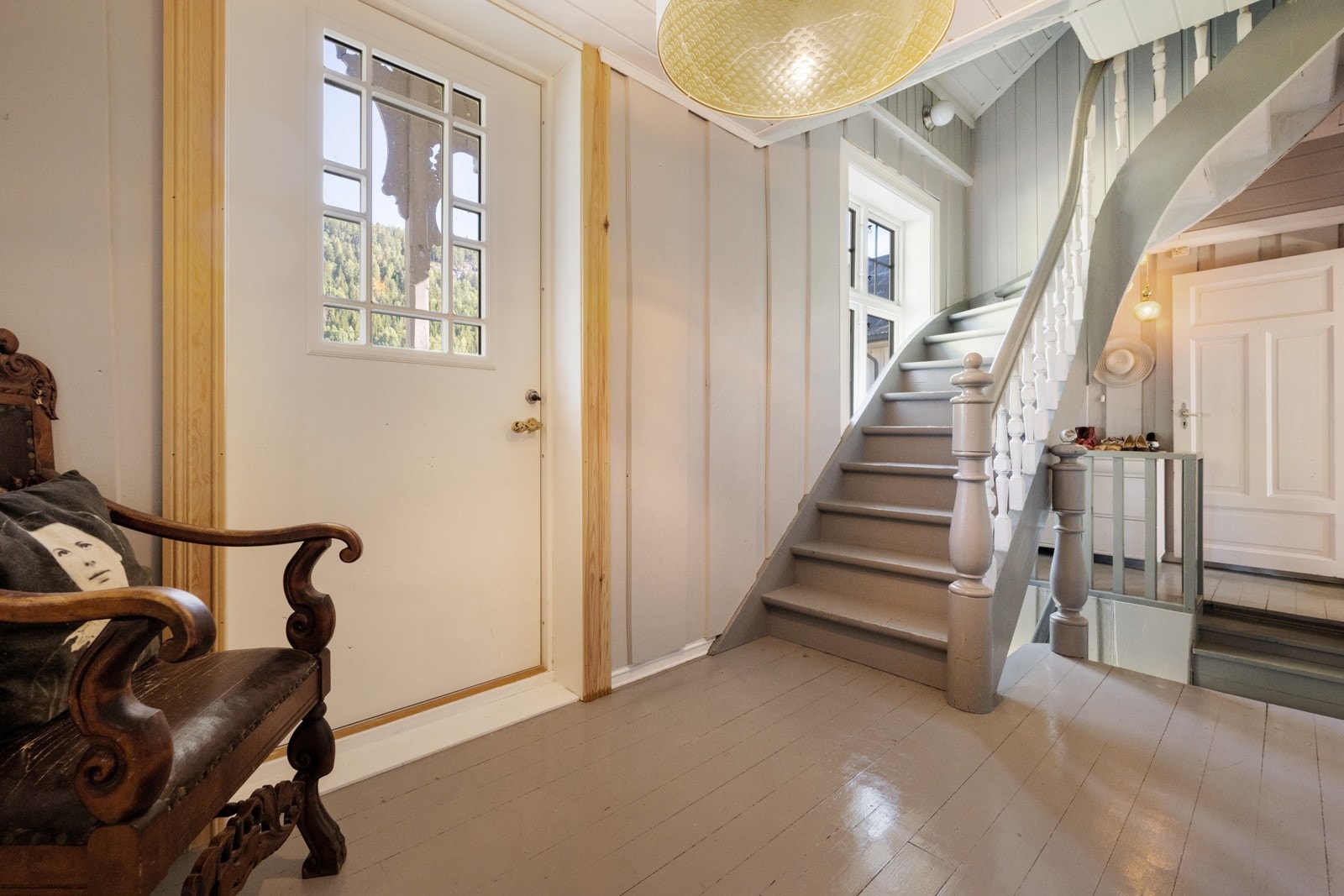 Romslig hall med trapp opp til 2. etajse Galleribilde