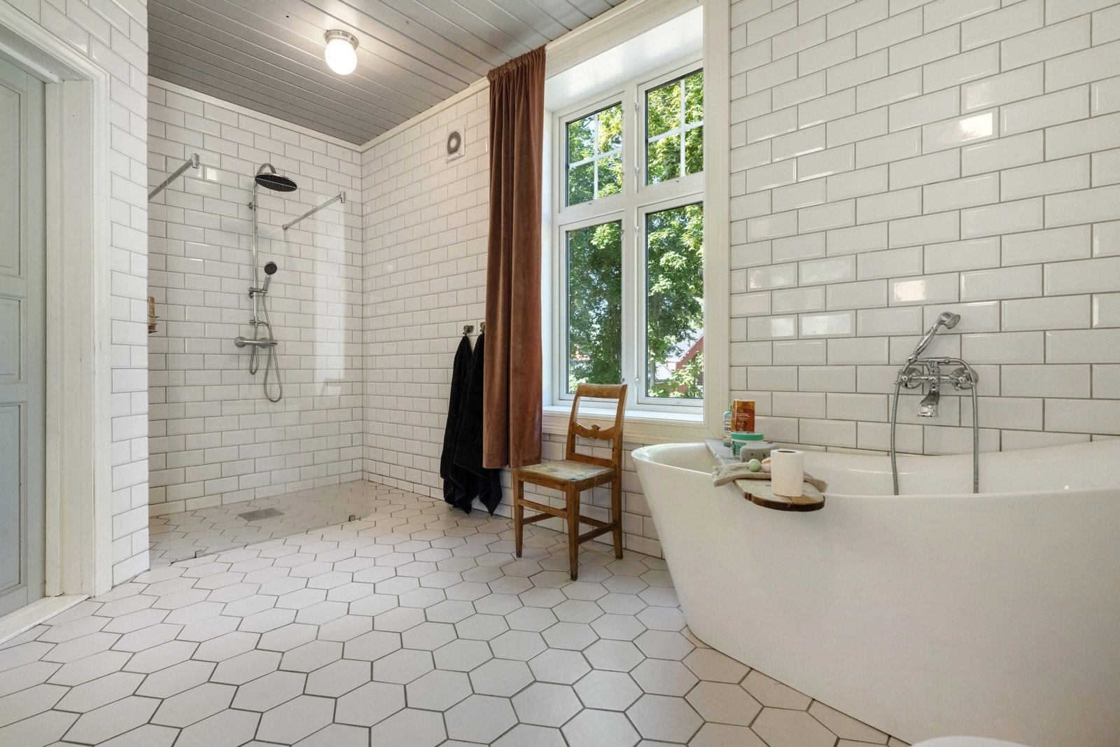 Lekkert og delikat bad fra 2018. Overflater på gulv og vegger av fliser. Galleribilde