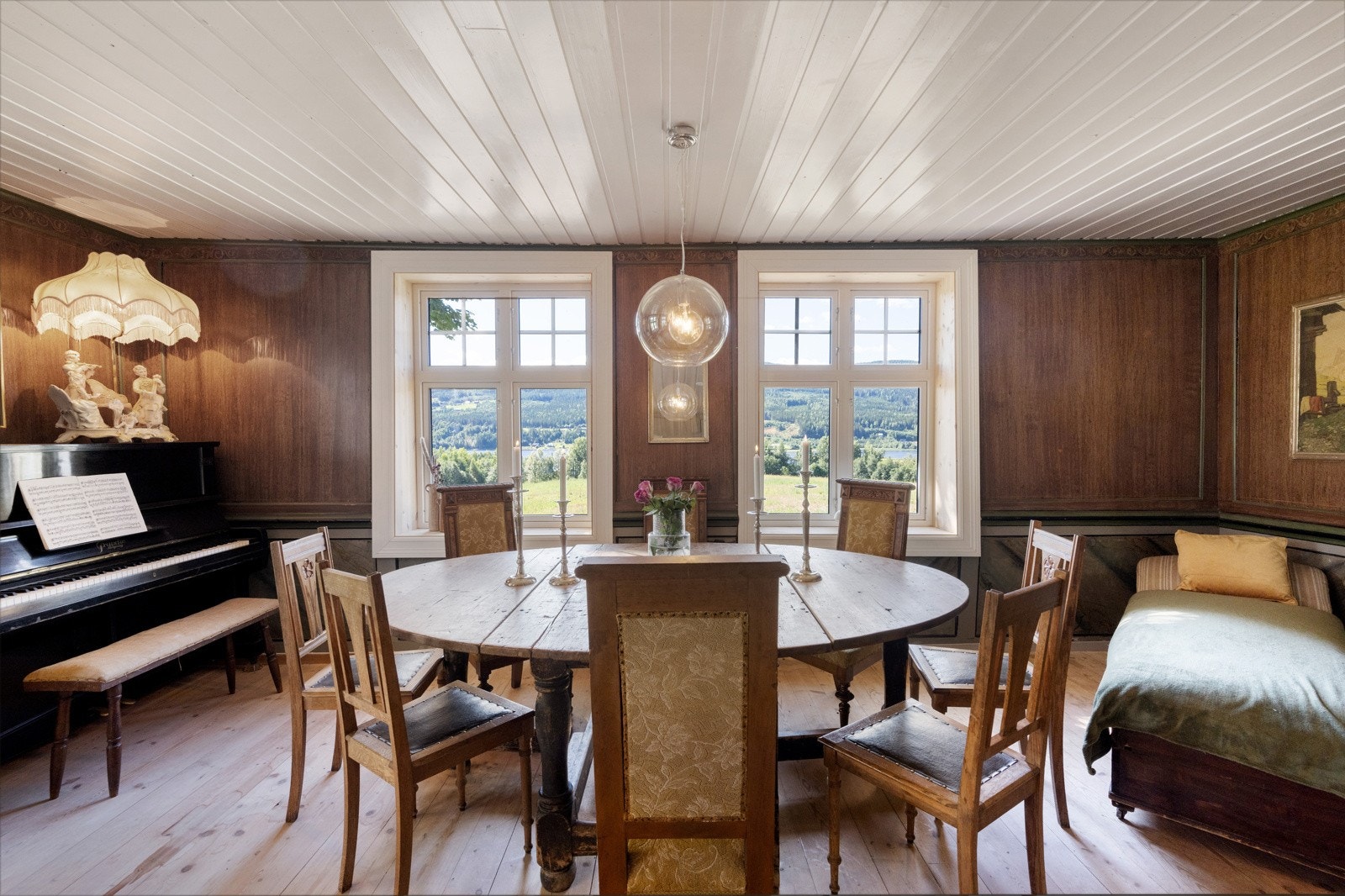 Det er mye sjel i huset her og intet mindre i stuen hvor stuen veggene har dekor av kunsteren Peder Aadnes. Galleribilde