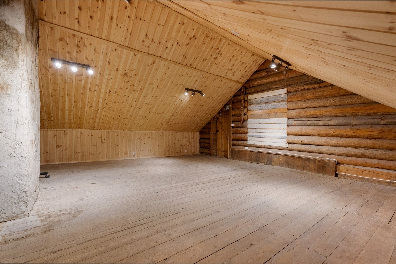 Loftetasje med sovesal og kontorløsning, samt eget soverom med bod innenfor. Galleribilde