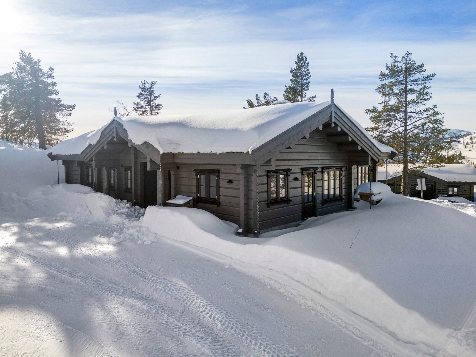 Terrassedør ut fra kjøkken, til støpt terrasseplatting. Galleribilde