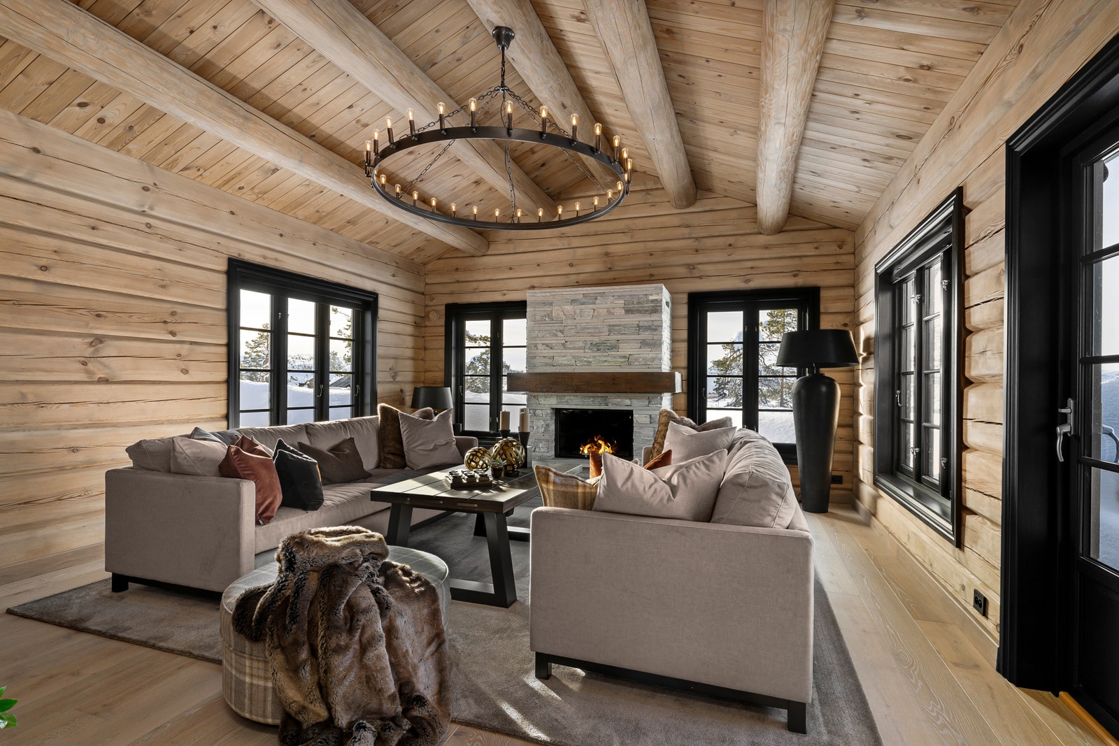 Nydelig møblert stue i tilsvarende hytte. Galleribilde