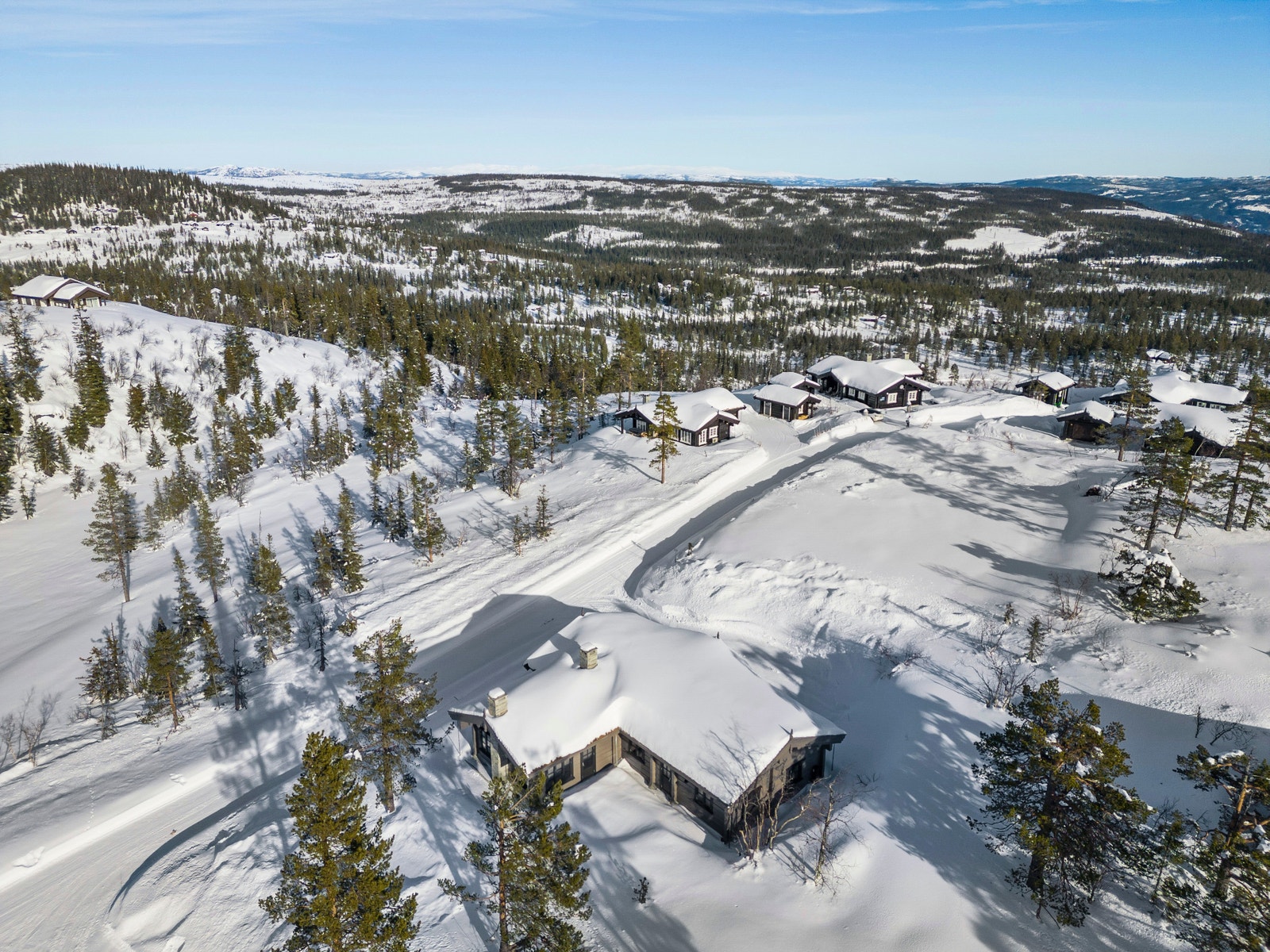 Området og tomten sett ovenfra. Solrikt, nydelig utsikt, ved blindvei i ei nydelig opparbeidet hyttegrend. Galleribilde