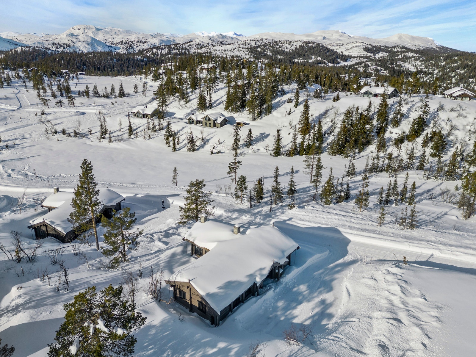 Tomten ligger med flott utsikt mot fjellene i vest. Galleribilde