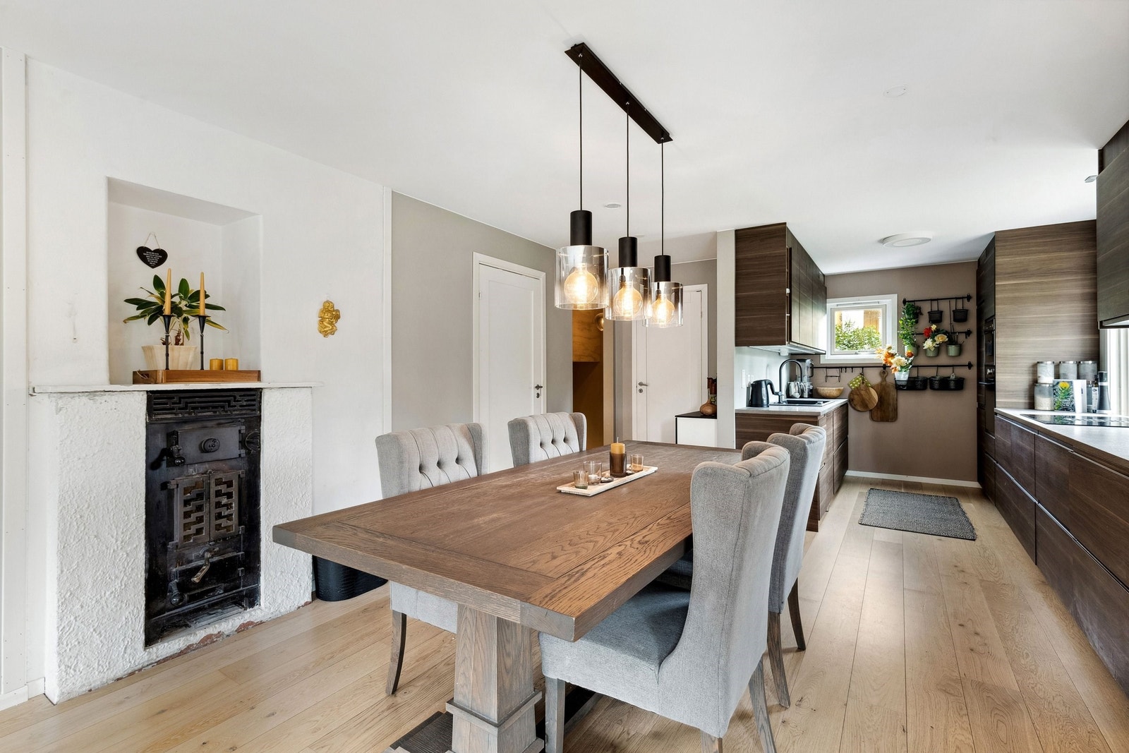 I spisestuedelen er det god plass til stort spisebord. Her er det også gode muligheter for å dekke til langbord ved større begivenheter. Galleribilde