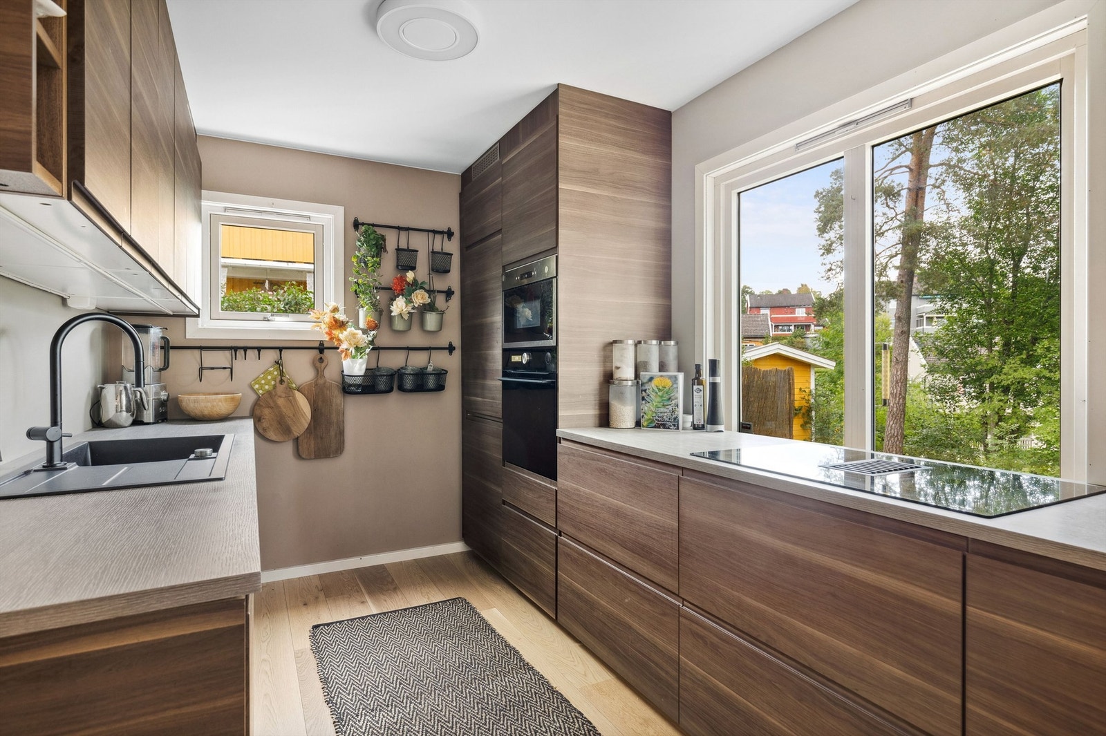 Moderne kjøkken fra 2021 i åpen løsning. Galleribilde