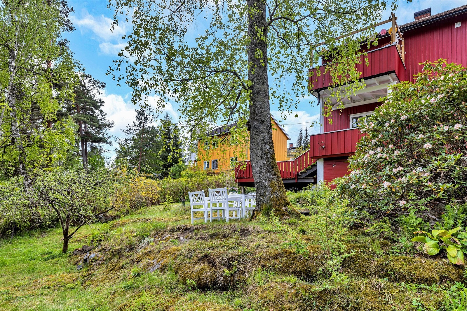 En tilbaketrukket og skjermet halvpart av horisontaldelt tomannsbolig. Store deler av boligen har blitt oppgradert i 2021. Galleribilde