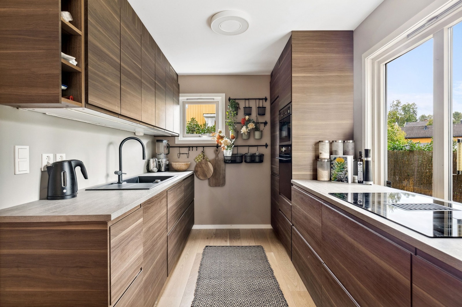 Kjøkkenet er effektivt innredet med behagelige farger i tidløs design. Galleribilde