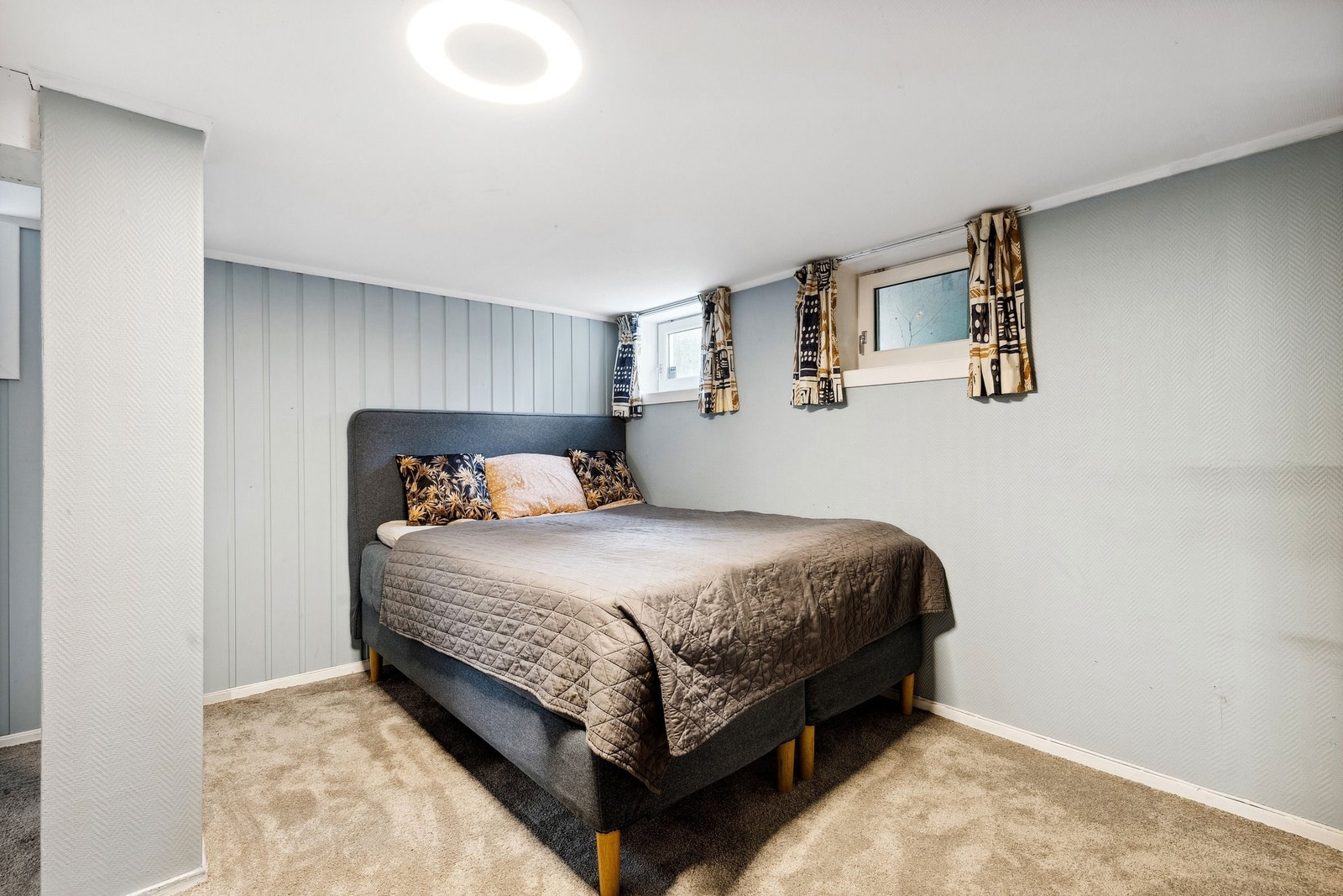 Rom i kjelleretasjen selger benytter som soverom. (rommene i kjelleretasjen er opprinnelig byggemeldt som boder ifølge byggetegninger og er ikke godkjent til varig opphold. Se punkt under ferdigattest). Galleribilde