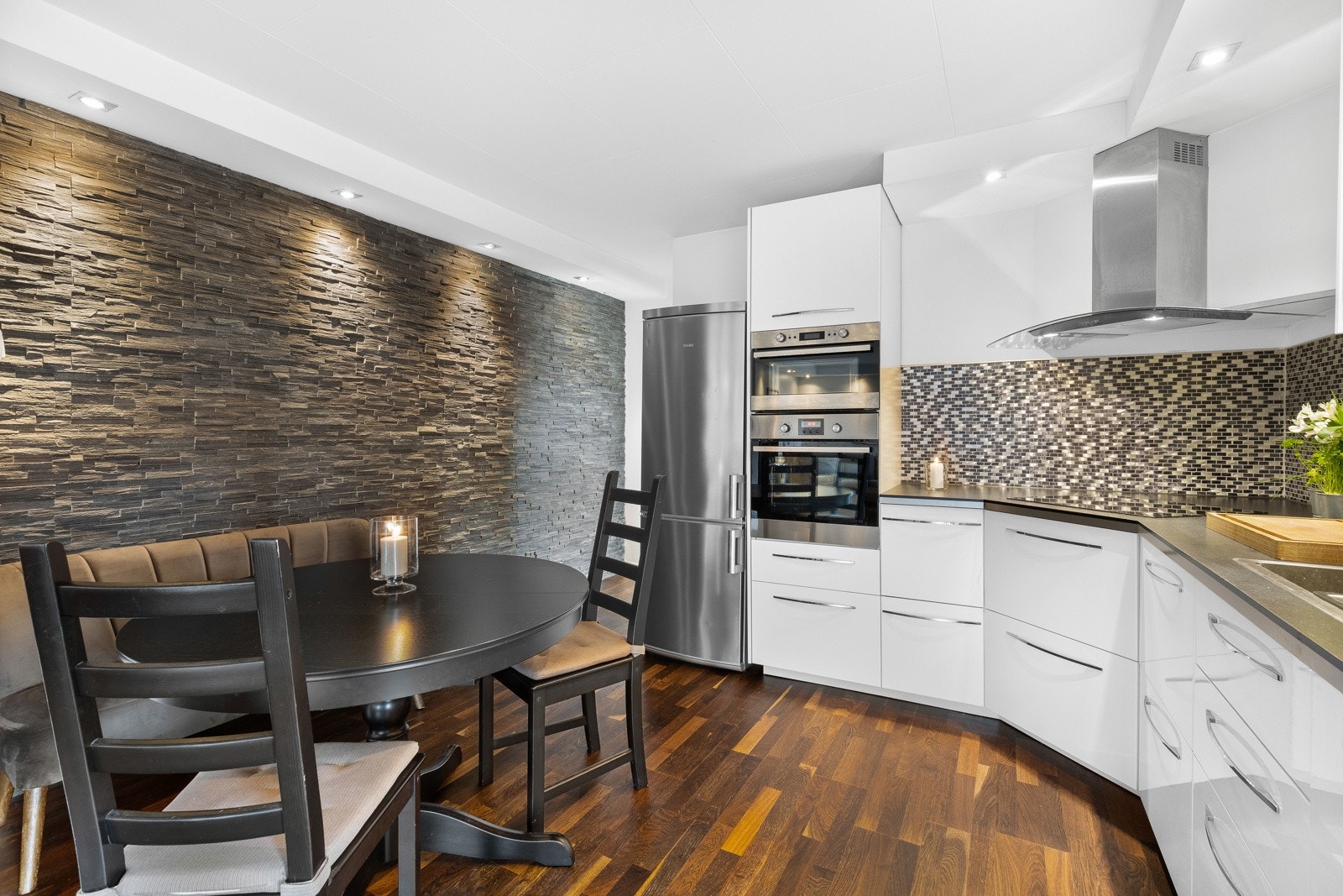 I taket er det nedfelt ramme med downlights langs to vegger. Galleribilde