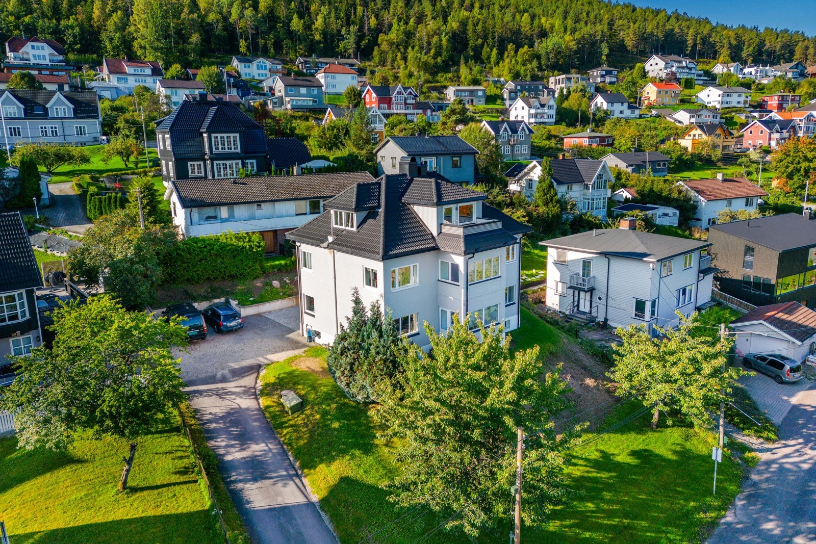 Eiendommen ligger i et tilbaketrukket og attraktivt villaområde på Danvik/Strømsåsen i Drammen kommune. Galleribilde