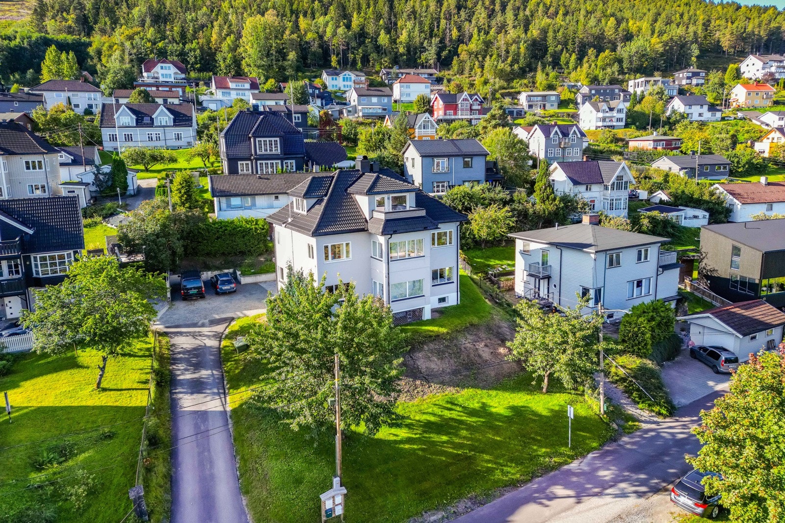 Nærområdet har skoler, barnehager og offentlig kommunikasjon, og det er gangavstand til rikt utvalg av fasiliteter og servicetilbud, både på Strømsø og Bragernes. Galleribilde