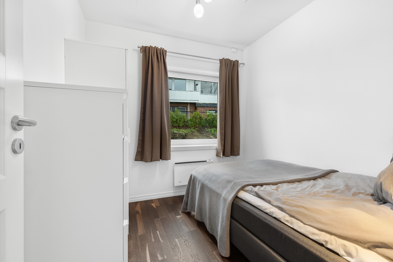 Leiligheten har tre fine soverom, hvor to har adkomst fra gangen og ett fra kjøkkenet. Galleribilde