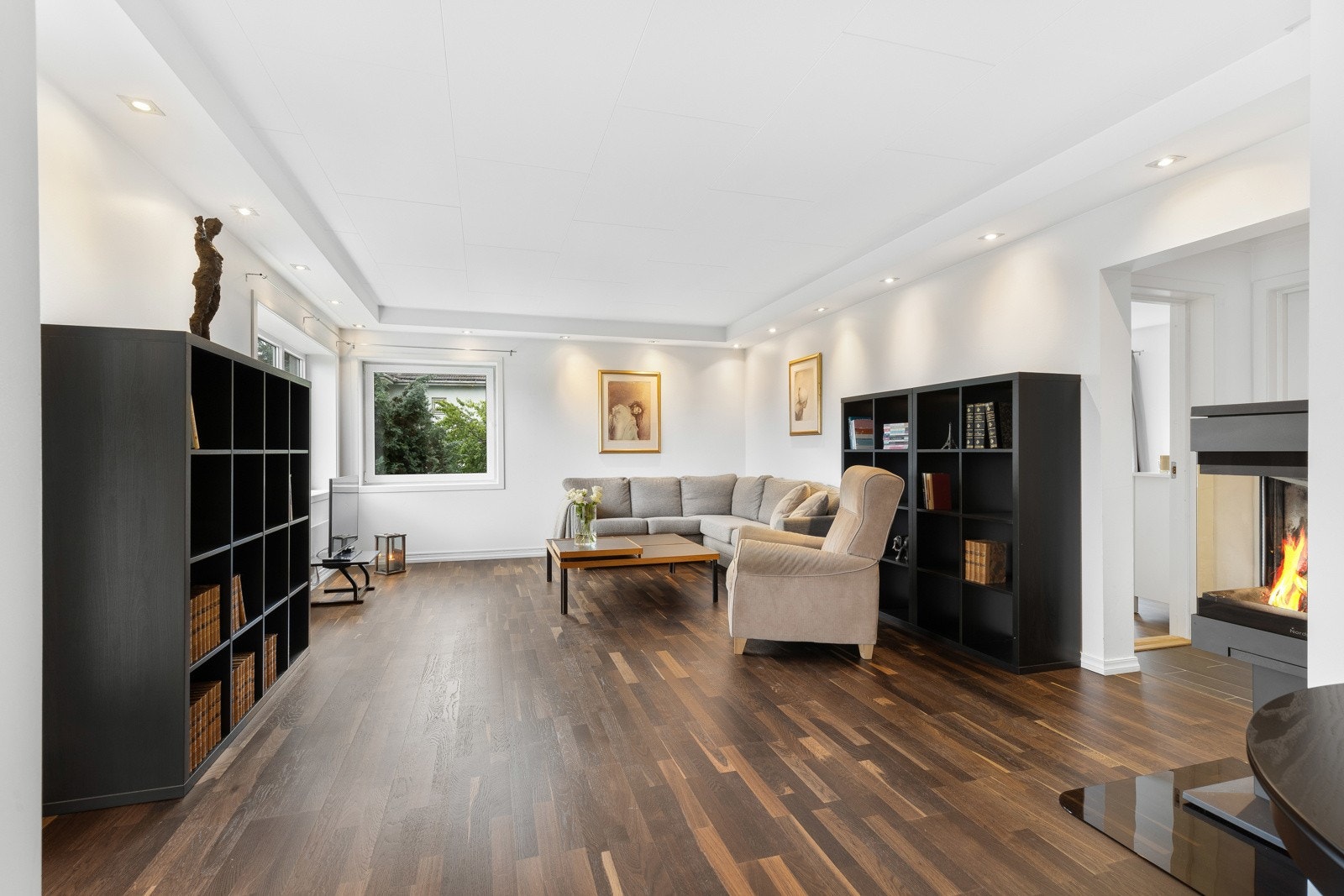 I taket er det nedfelt ramme med downlights langs tre vegger. Galleribilde