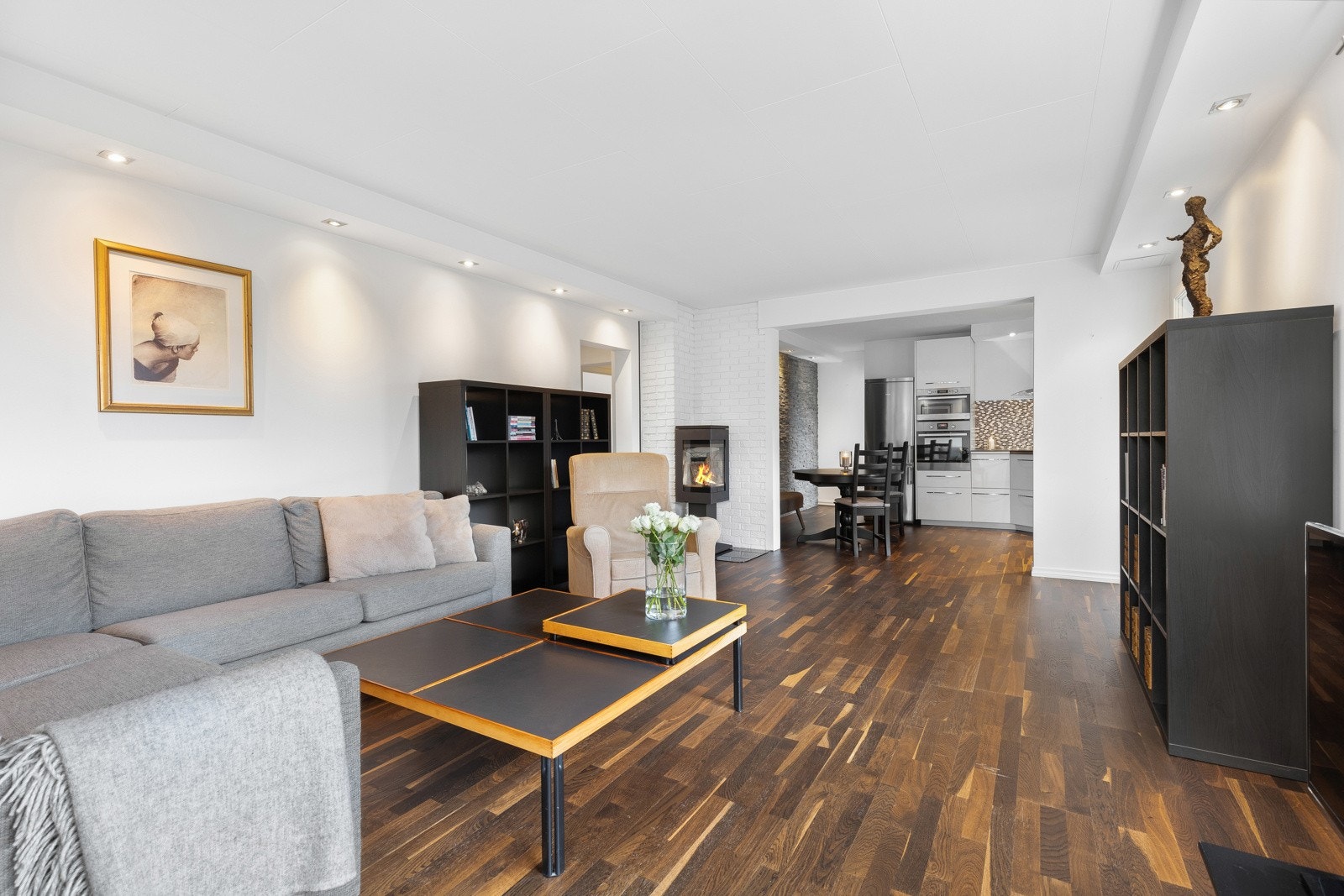 Gulvet har parkett i gyllenbrun farge, som gir et varmt og lunt inntrykk. Galleribilde