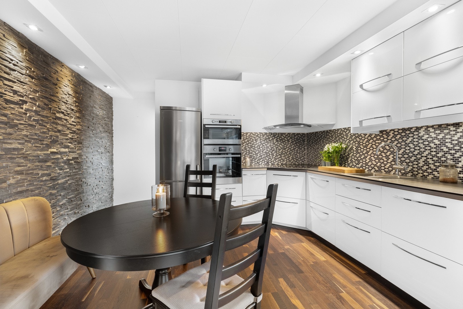 På kjøkkenet er det god plass til spisebord. Galleribilde