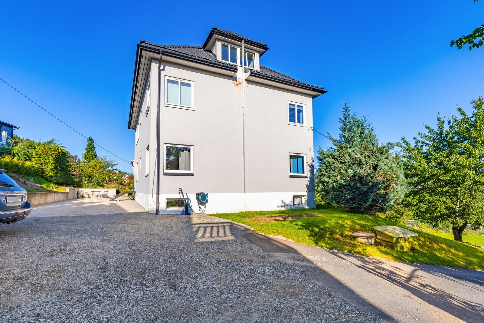 Gårdsplassen er steinbelagt og gir et godt første inntrykk. Galleribilde