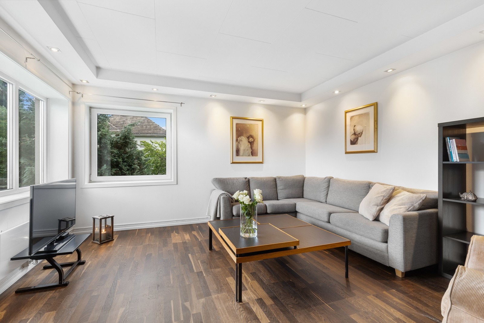 Stuen er lys og romslig med plass til sofaløsning samt spisebord. Galleribilde