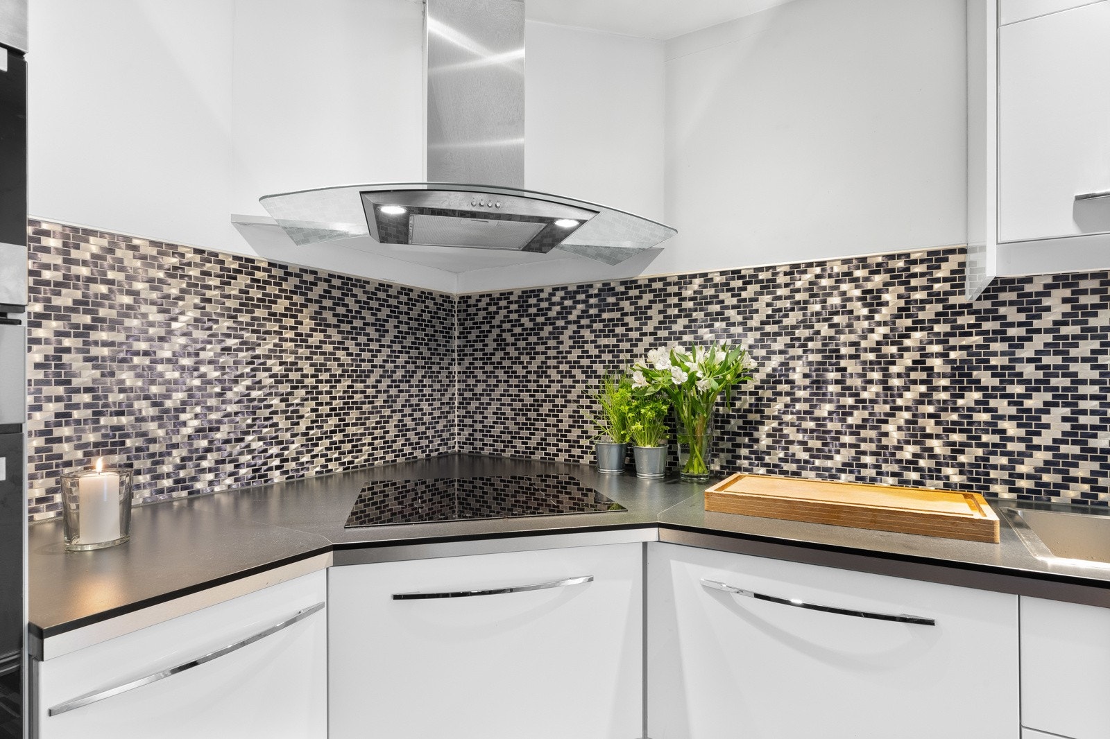 En induksjonstopp er nedfelt i hjørneløsning, som gir ekstra benkeplass i bakkant. Galleribilde