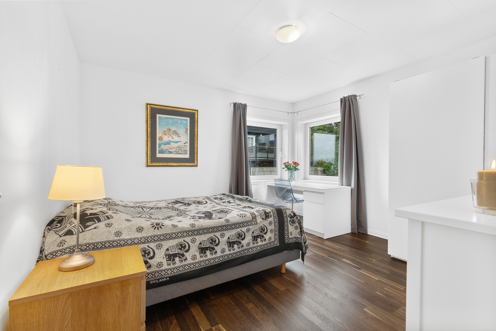 I alle soverommene er det parkett, lik den i stuen og kjøkkenet, og veggene er malt hvite. Galleribilde