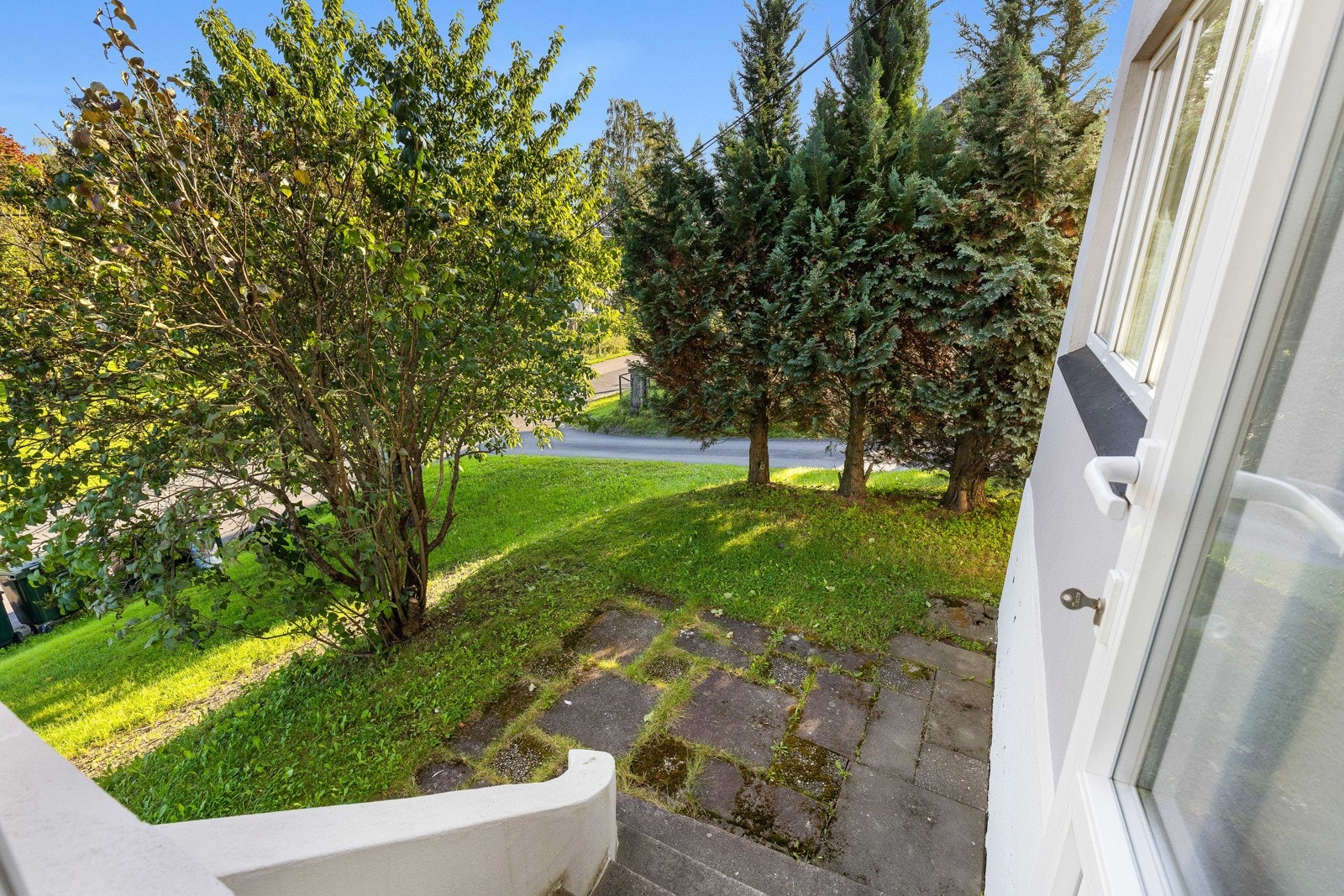 Trapp ned til hage fra vinterhage. Galleribilde