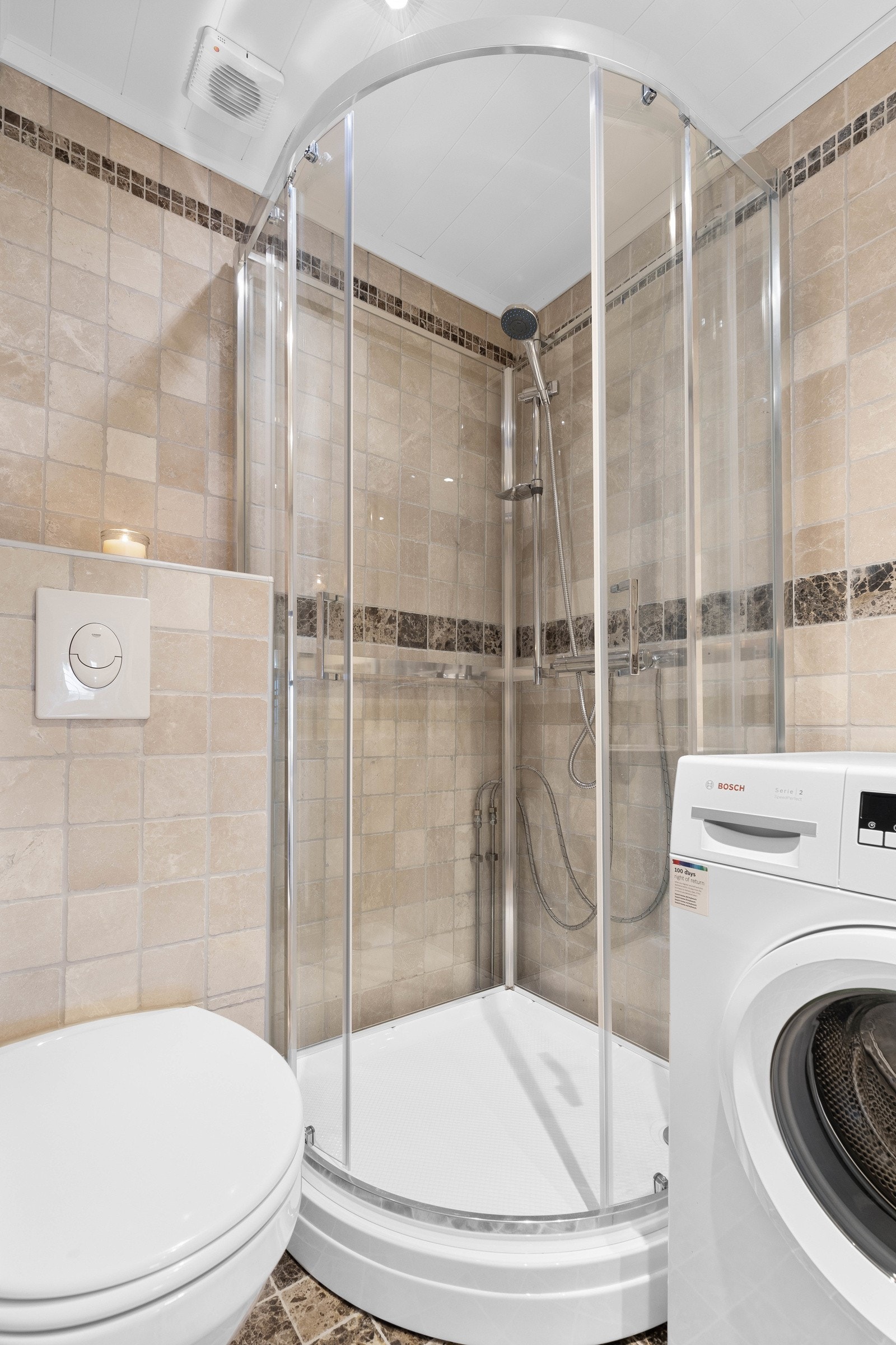 Det er installert vegghengt toalett, baderomsinnredning og dusjkabinett, samt røropplegg for vaskemaskin. Galleribilde