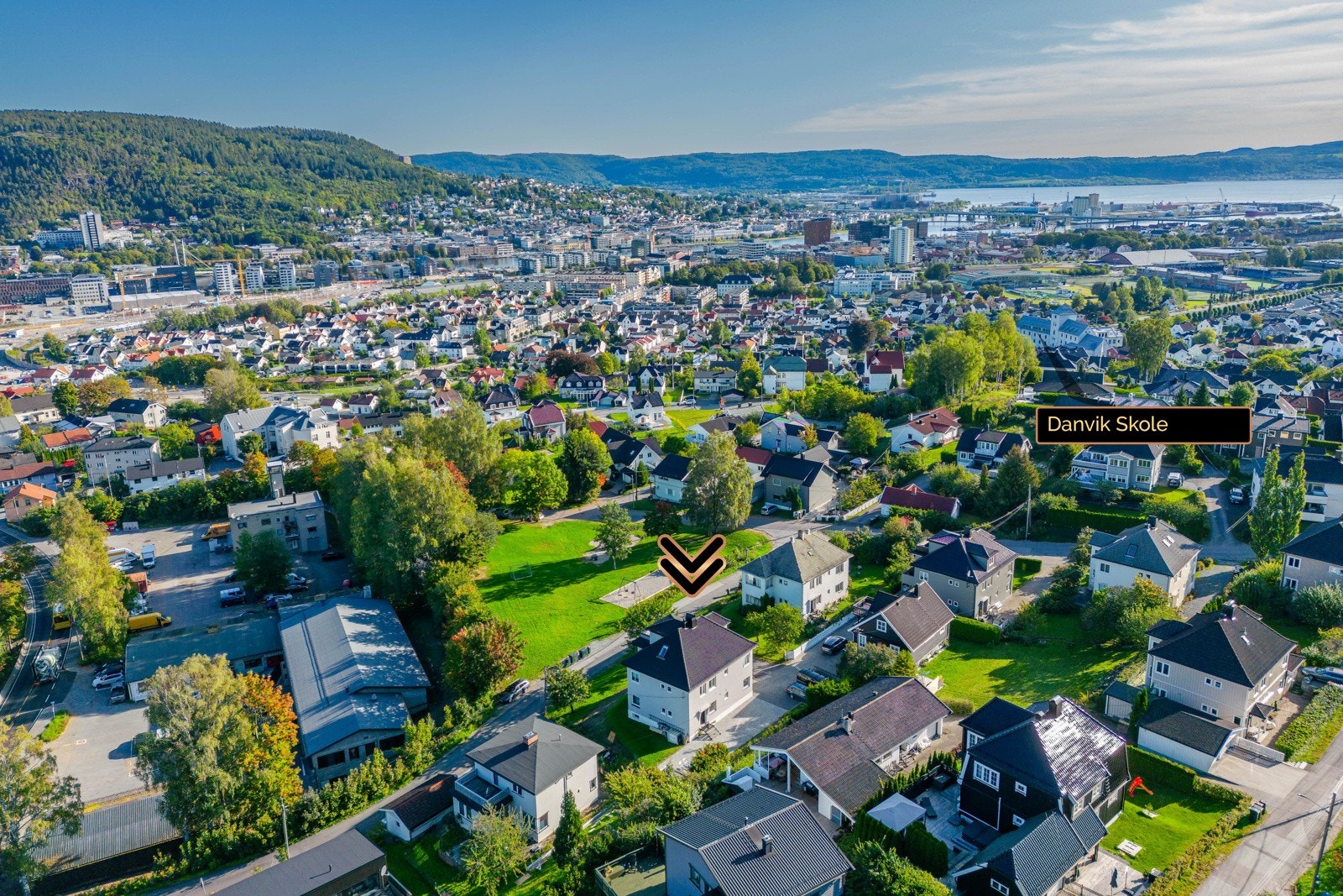 Det er ca. 1,4 km til Drammen stasjon med hyppige avganger mot Oslo, Kongsberg og Skien Galleribilde