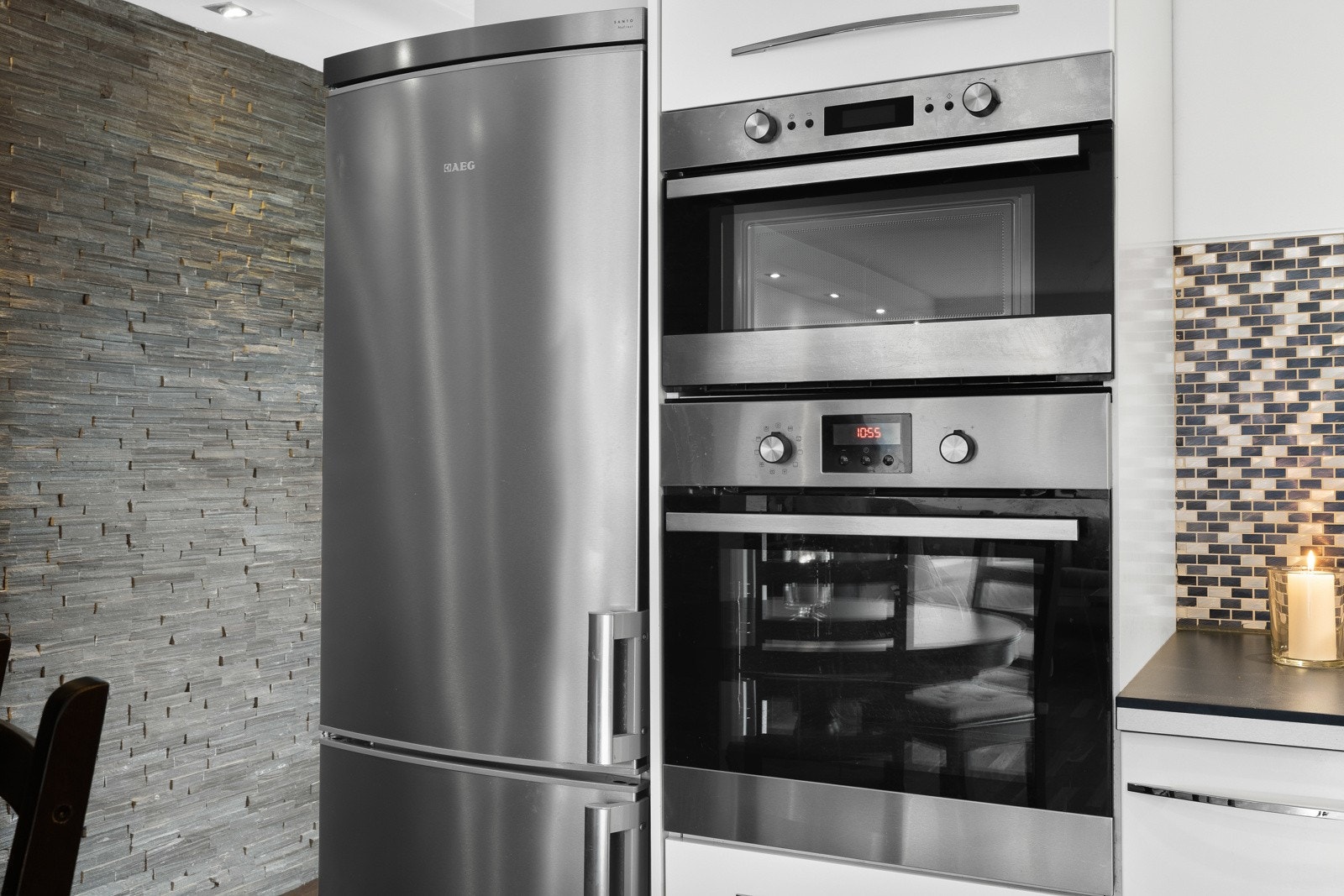 Kjøkkenet har integrert stekeovn, mikrobølgeovn og oppvaskmaskin, og avsatt plass til kjøleskap Galleribilde