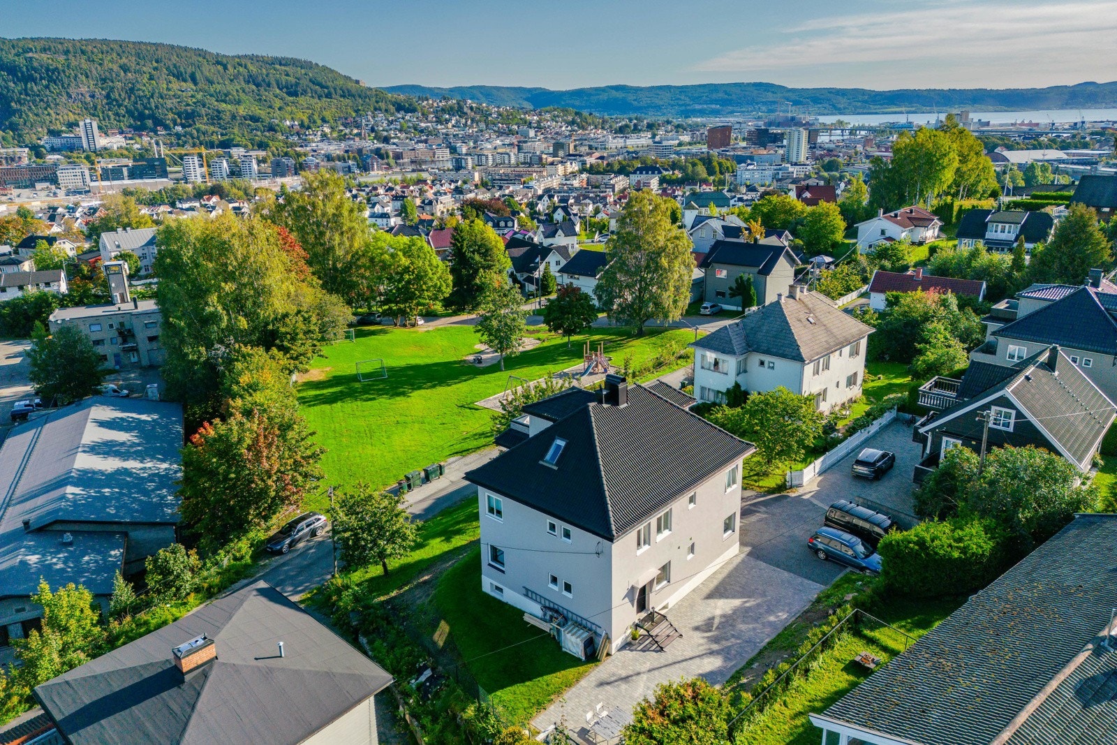 Nærmeste bussholdeplass er Hagletårnet som ligger ca. 130 meter fra boligen. Galleribilde