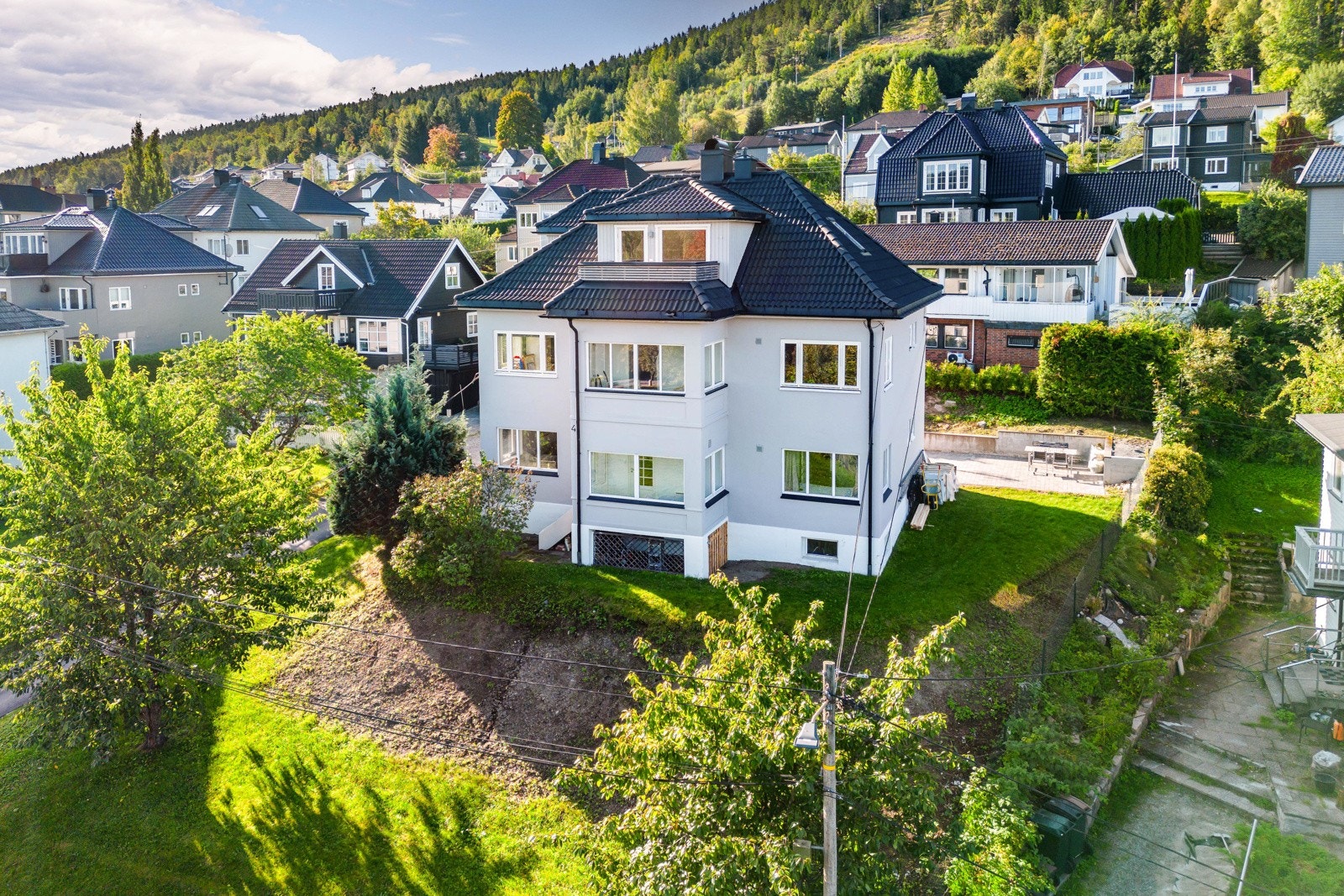 Privatmegleren ved Nicolas Alexander Ellingsen har gleden av å presentere denne lyse, pene 4-roms leiligheten beliggende i høy første etasje i Strømsåsen i Drammen kommune. Galleribilde