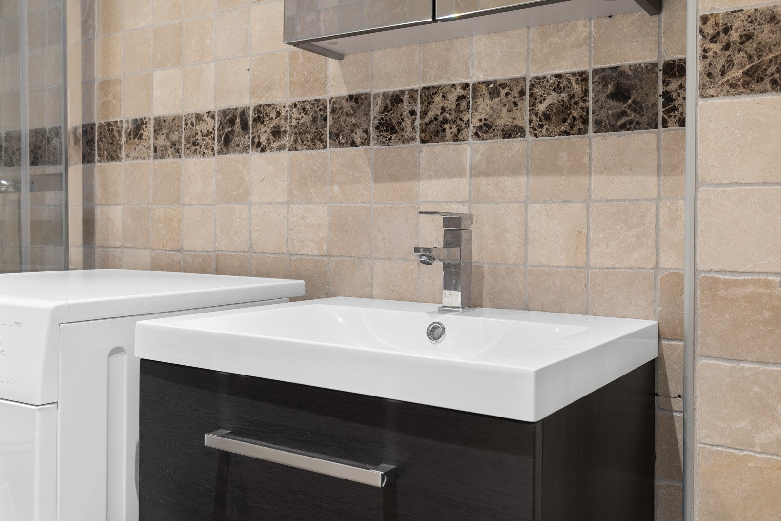 Badet har varmekabler, downlights og avtrekk fra en elektrisk styrt vifte. Galleribilde