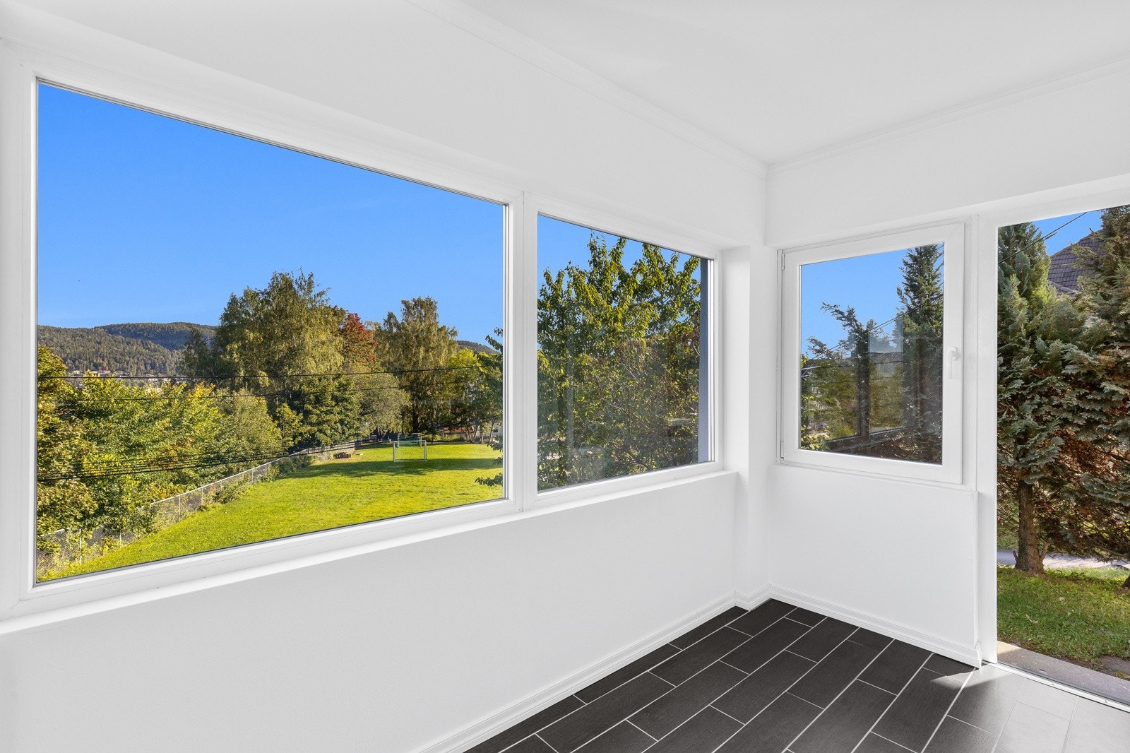 Fra stuen er det terrassedør til en flott vinterhage med dør og murt trapp ned til hagen. Galleribilde